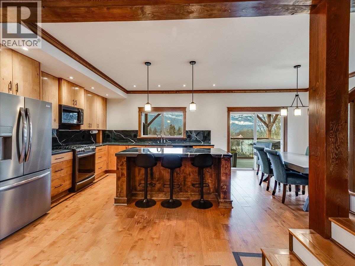 422 View Street, Kaslo