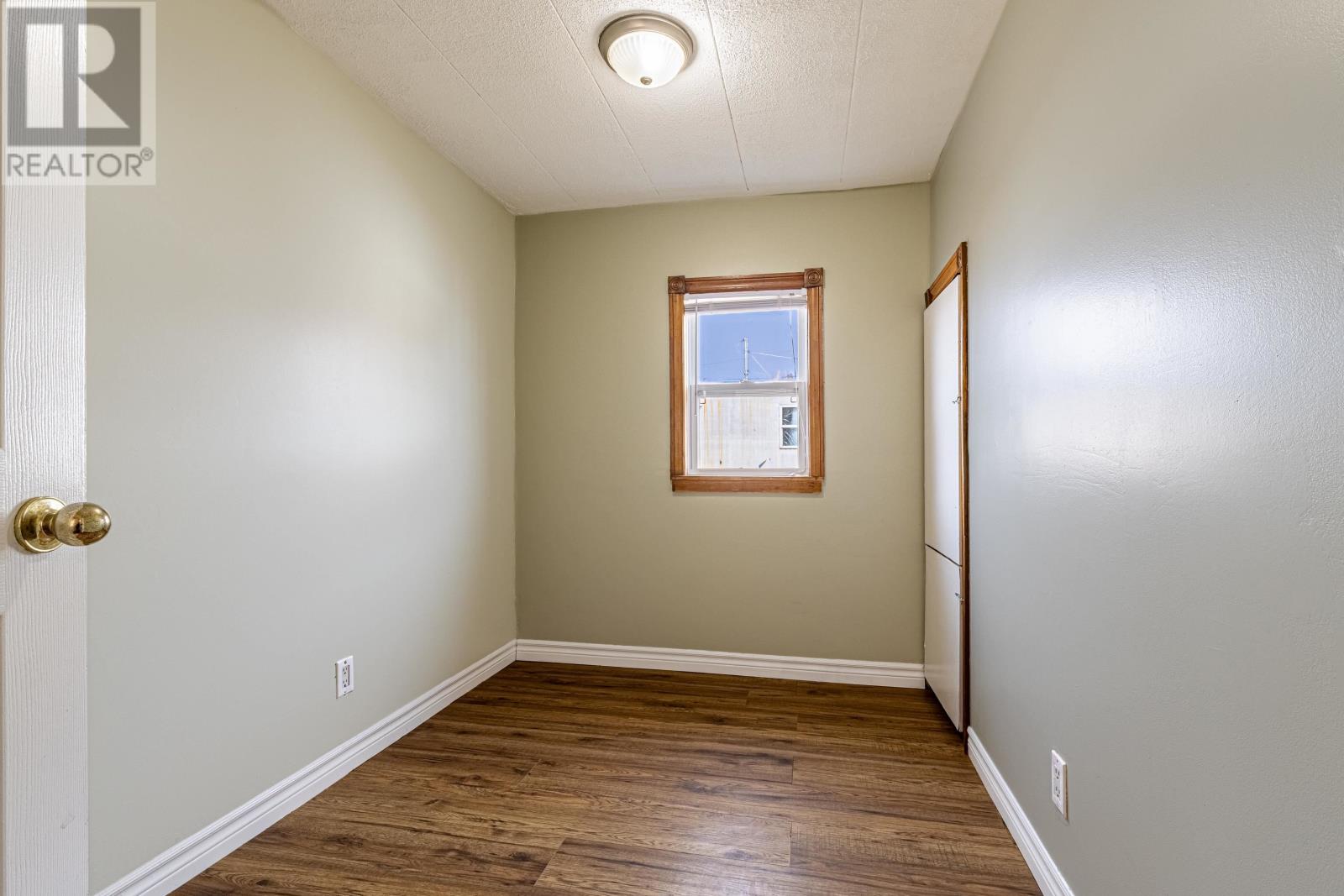 23 COURTNEY CRESCENT - 12