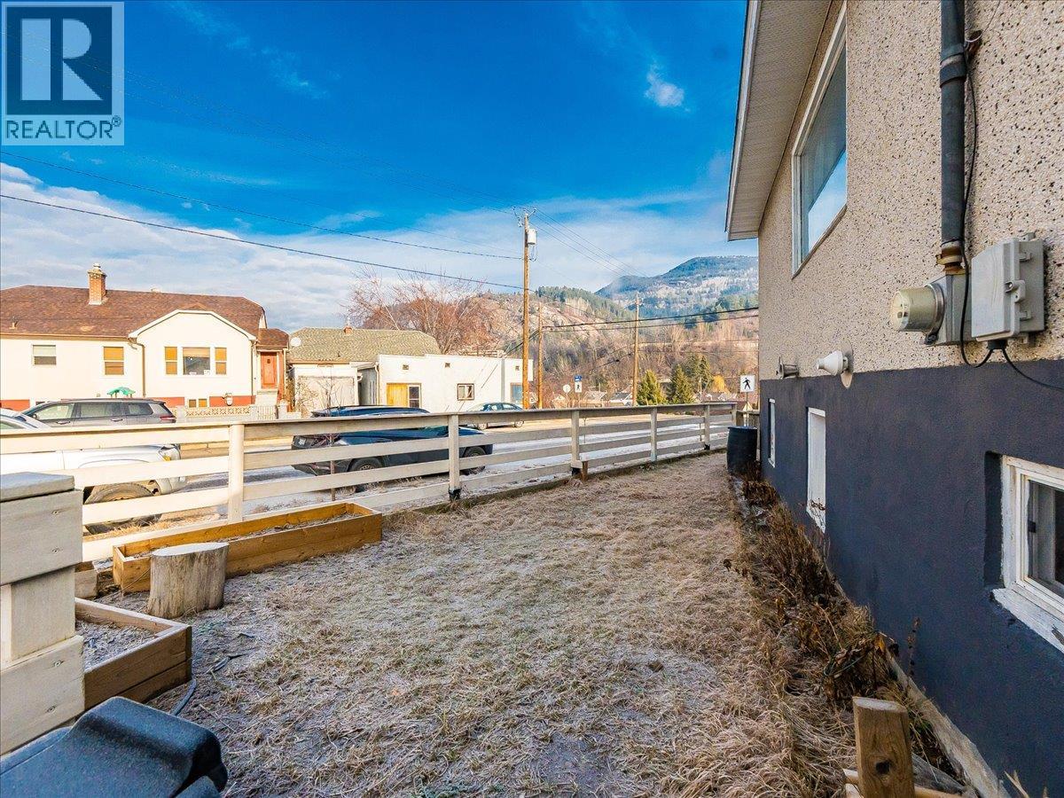 1706 Fourth Avenue, Trail