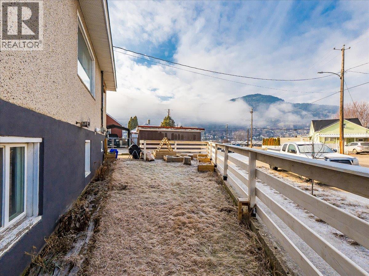 1706 Fourth Avenue, Trail