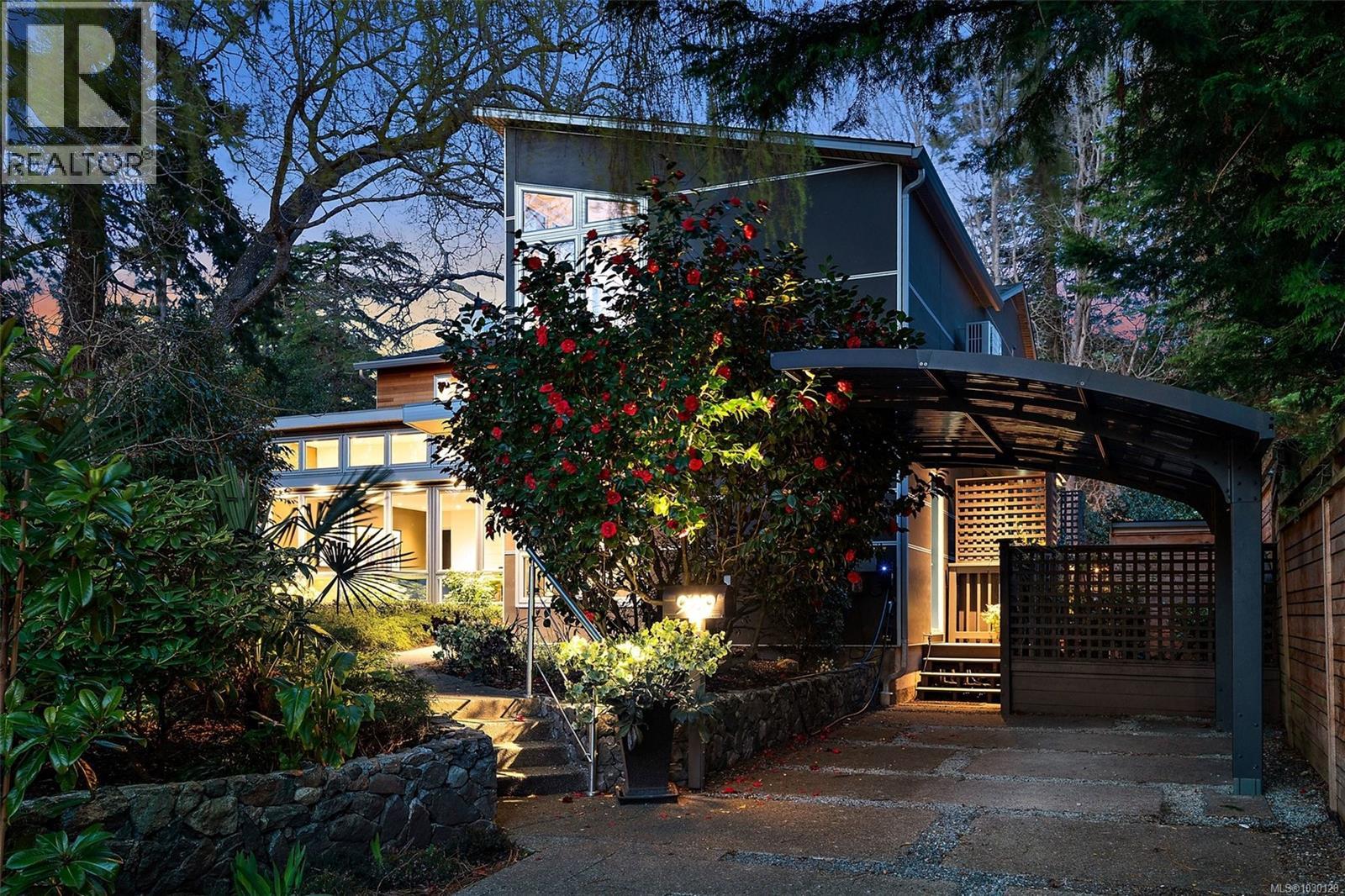 929 Redfern St - 1