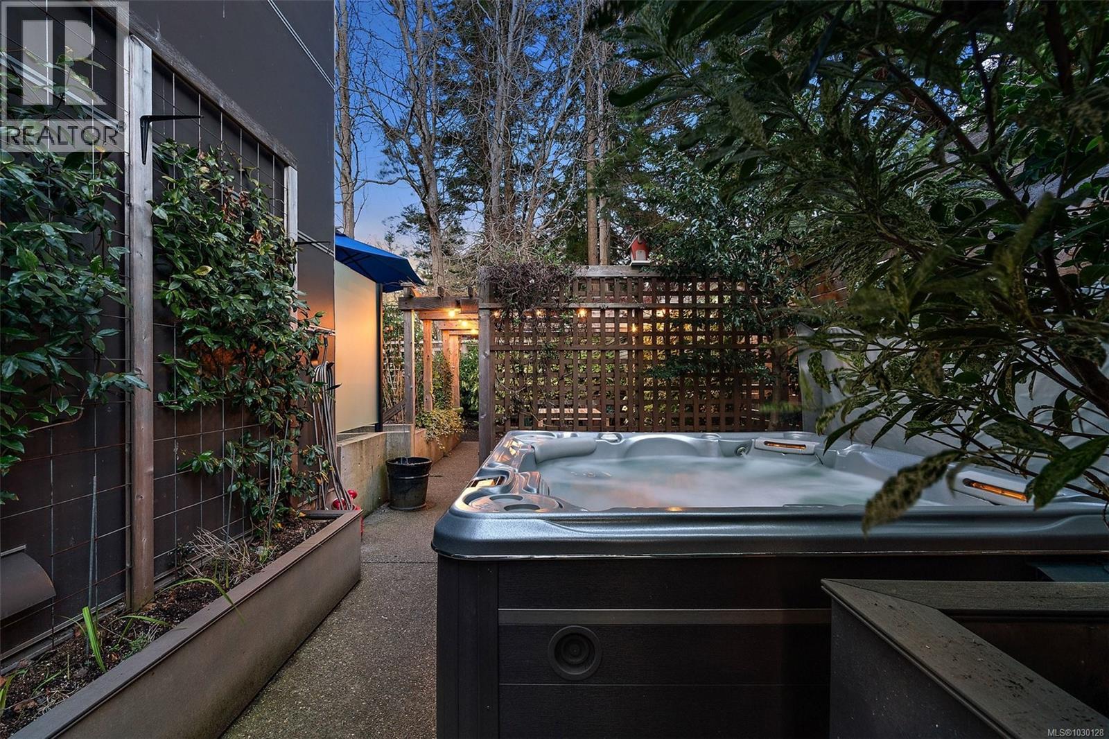 929 Redfern St - 10