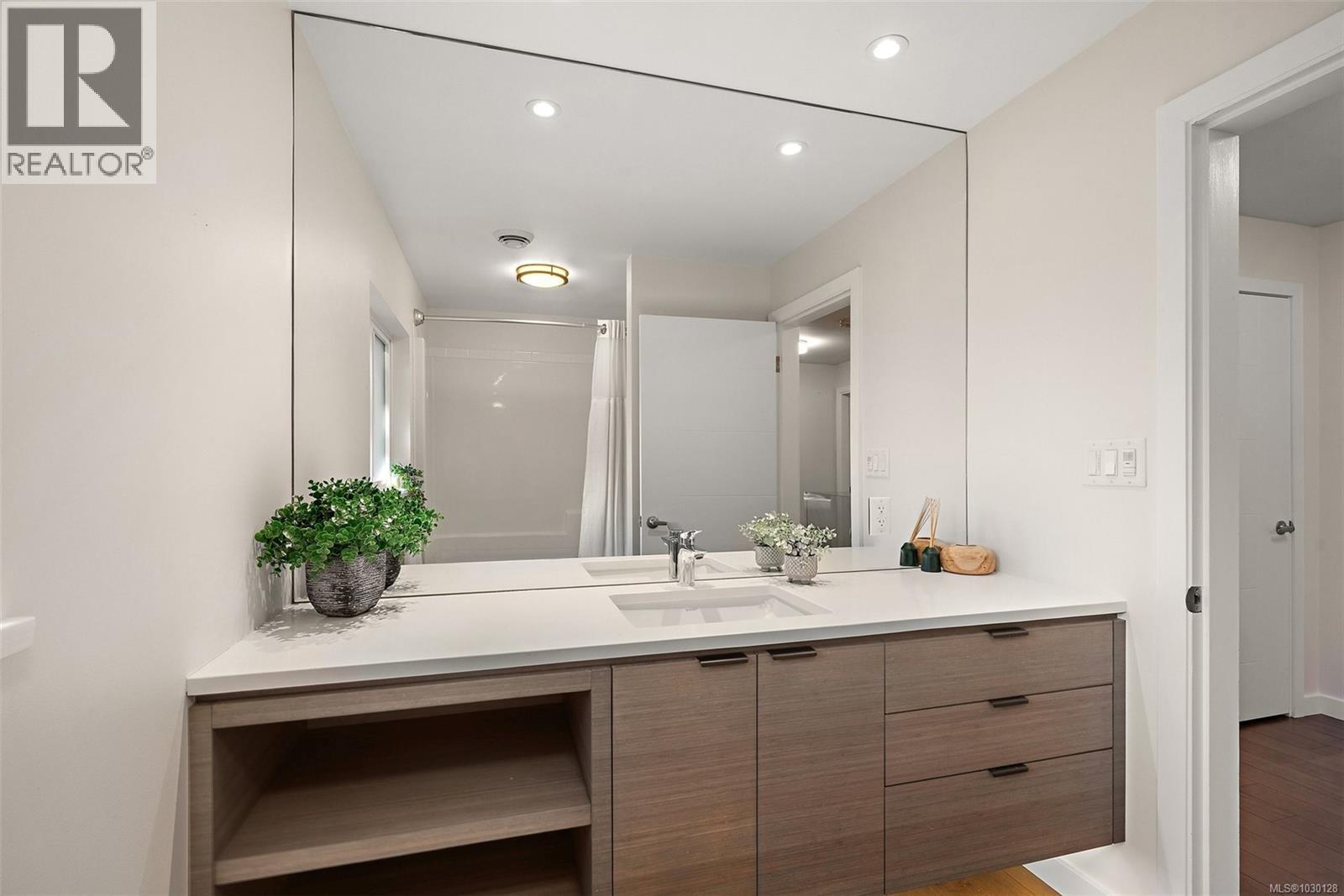 929 Redfern St - 58