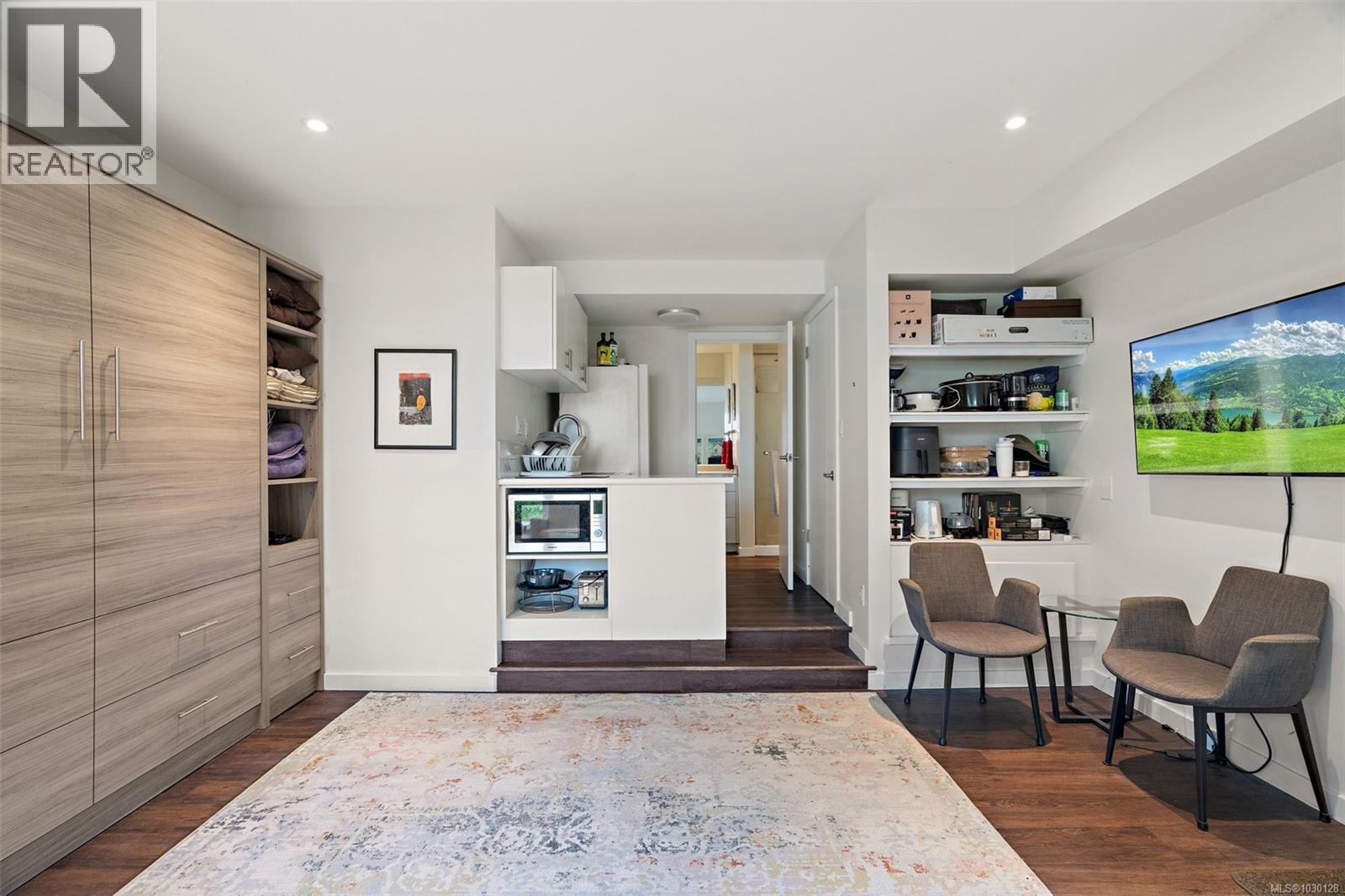 929 Redfern St - 71