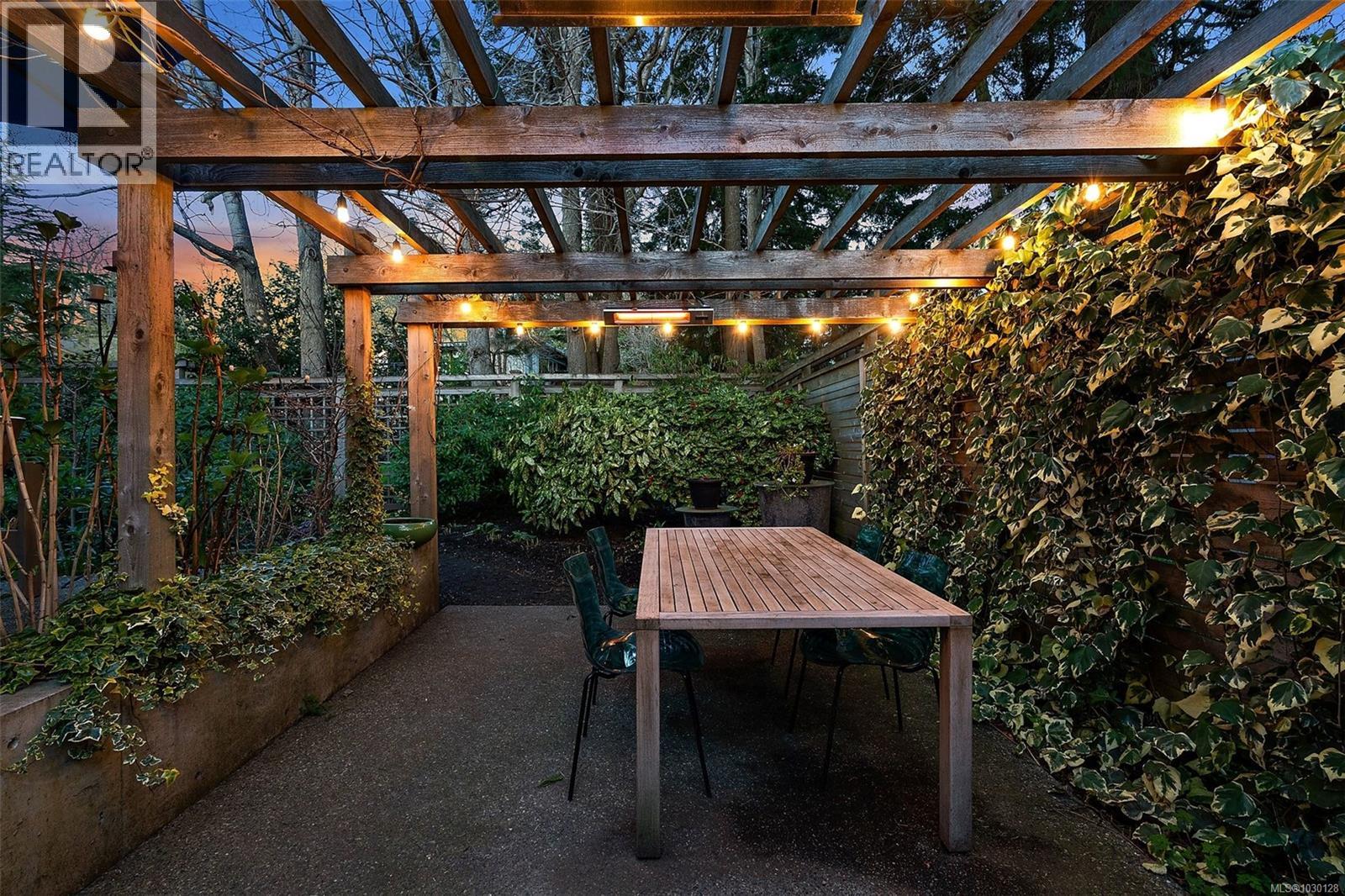 929 Redfern St - 9