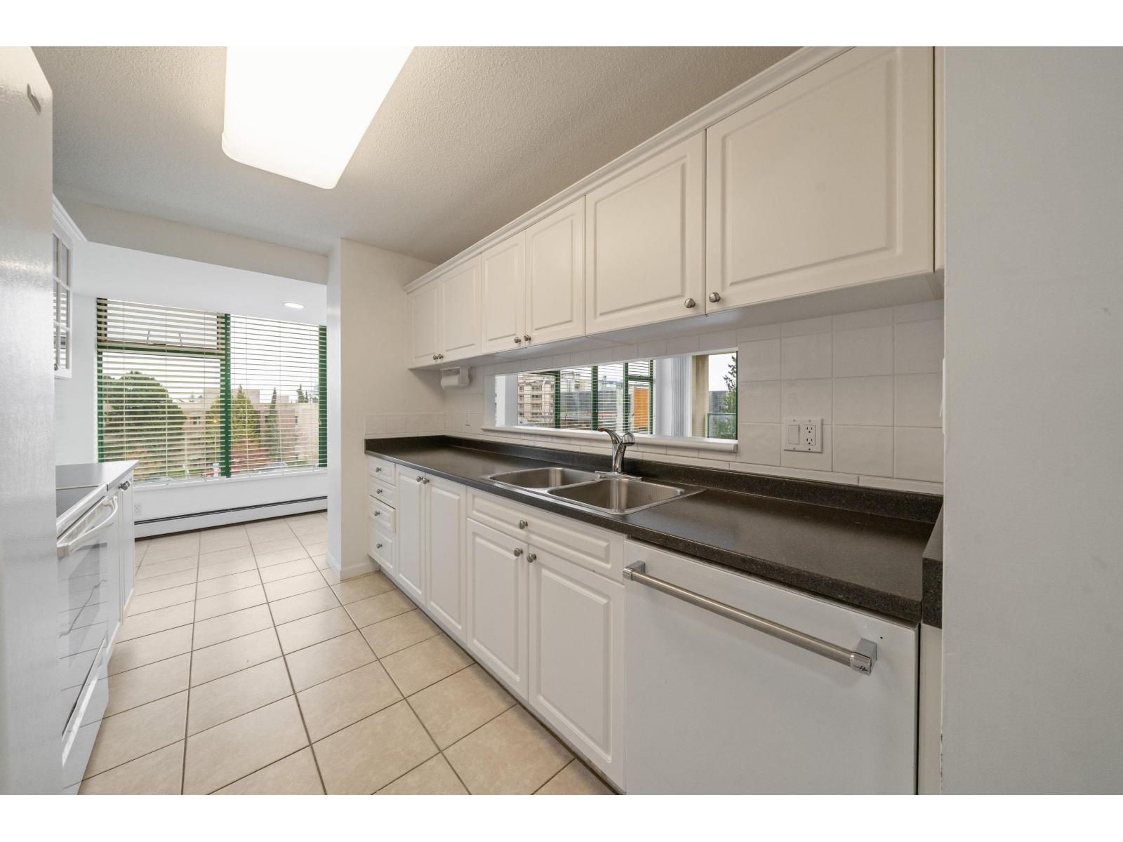 303 15466 NORTH BLUFF ROAD, White Rock