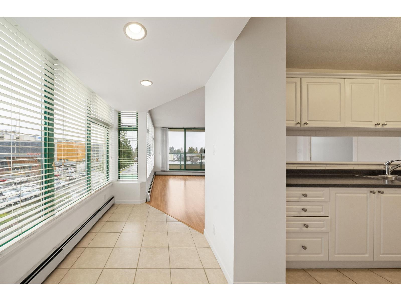 303 15466 NORTH BLUFF ROAD, White Rock