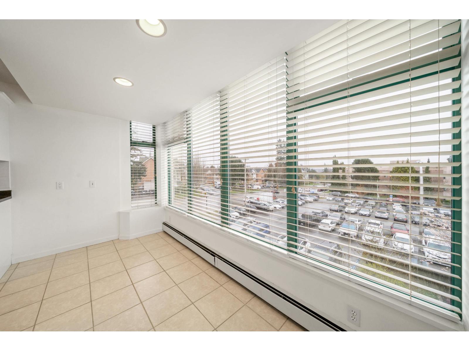 303 15466 NORTH BLUFF ROAD, White Rock