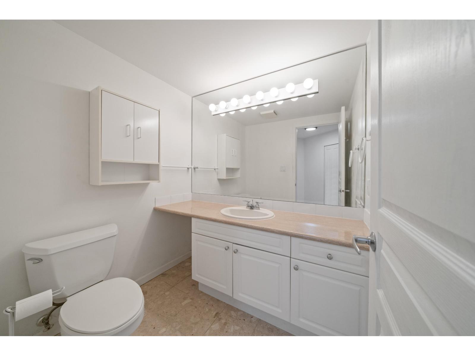 303 15466 NORTH BLUFF ROAD, White Rock