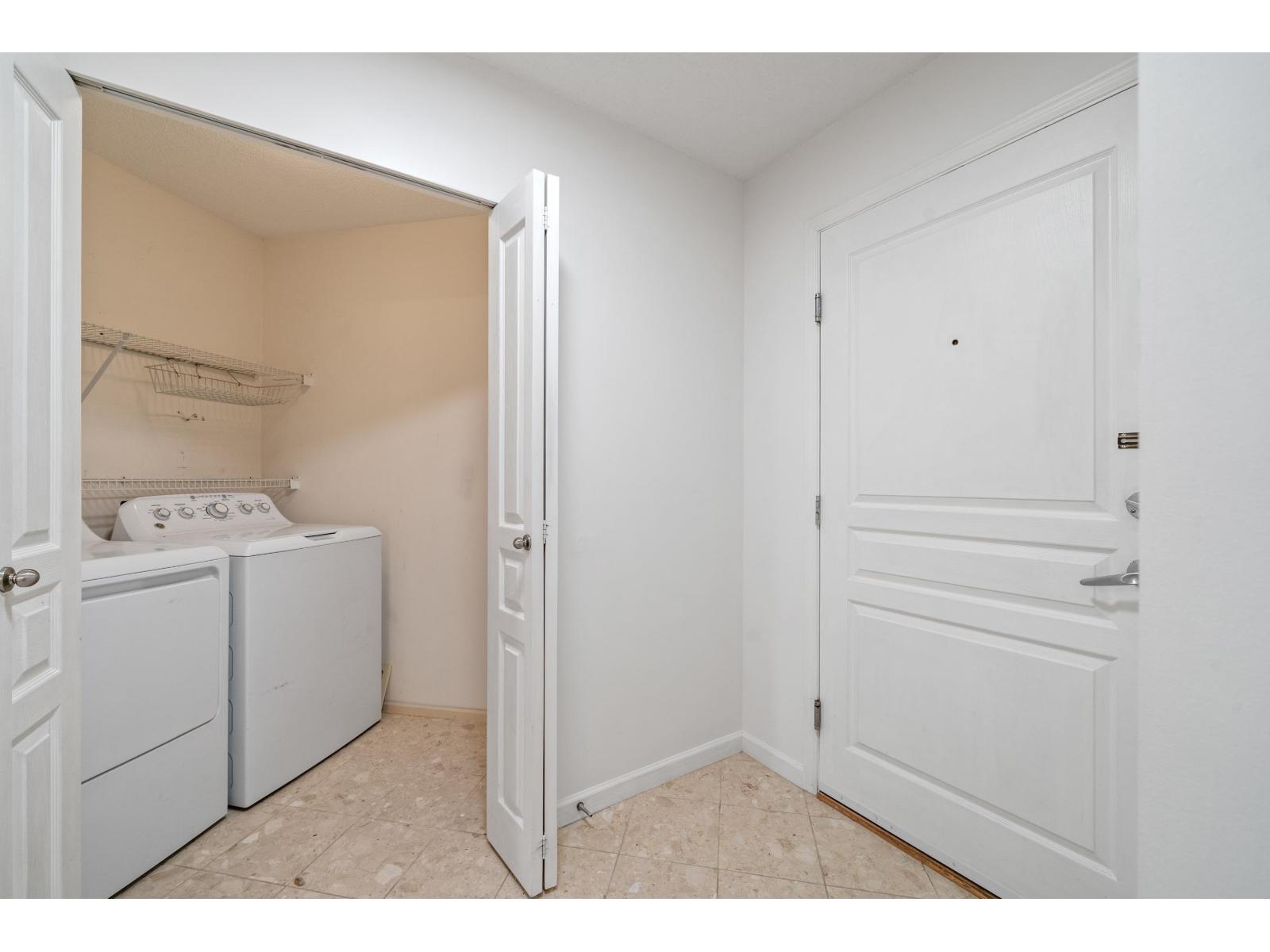 303 15466 NORTH BLUFF ROAD, White Rock