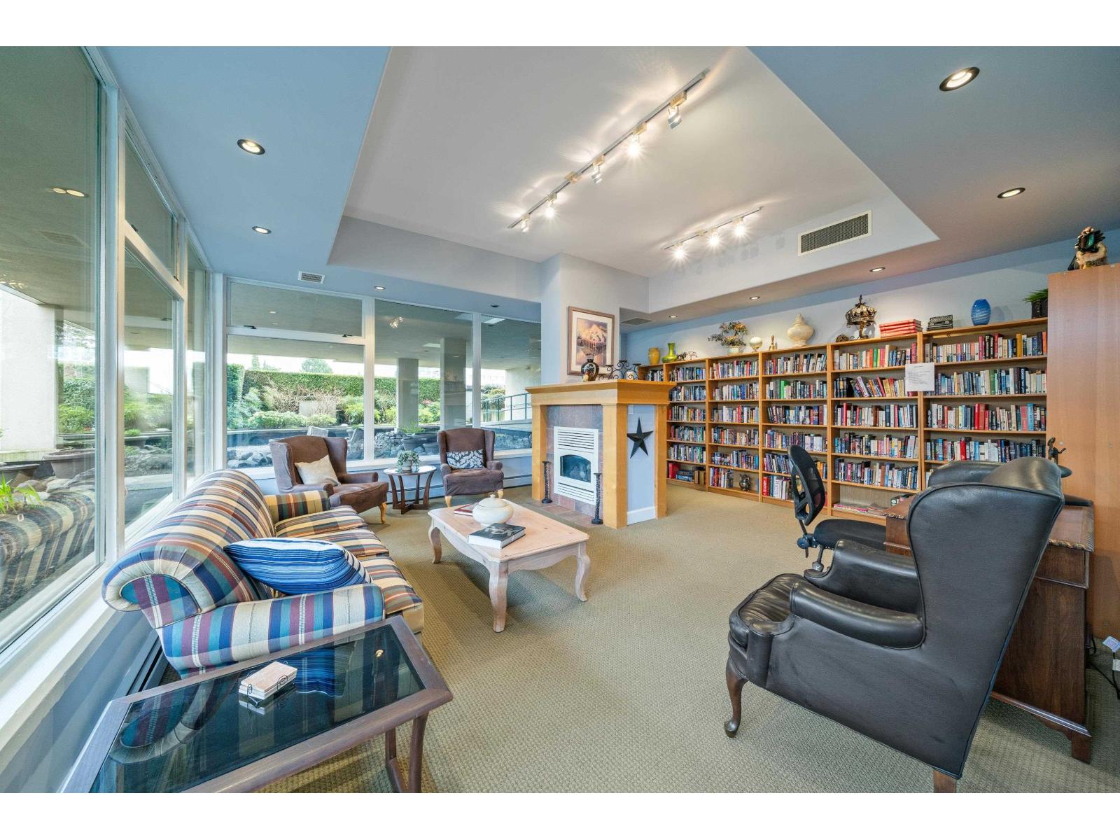 303 15466 NORTH BLUFF ROAD, White Rock