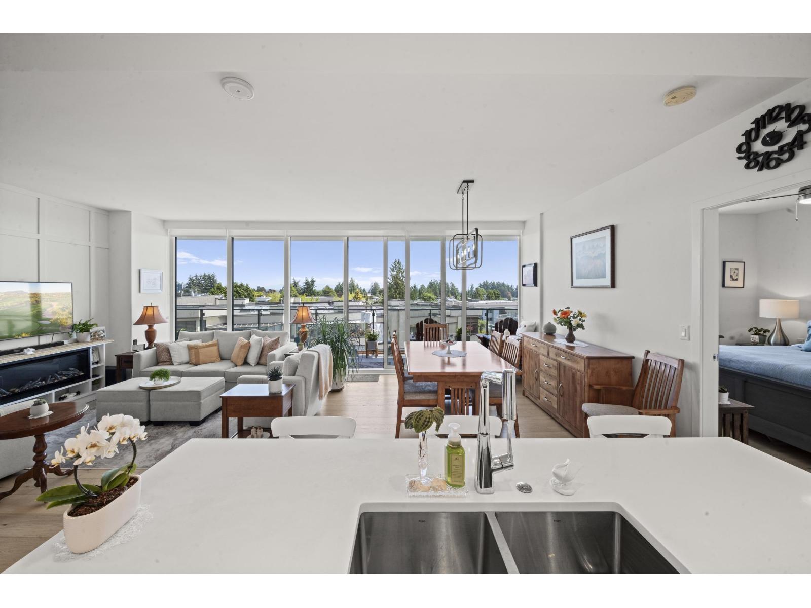 404 1439 GEORGE STREET, White Rock