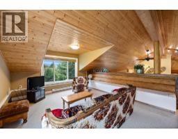 Living room - 7799 Golf Course Road, Anglemont, BC V0E1M8 Photo 16