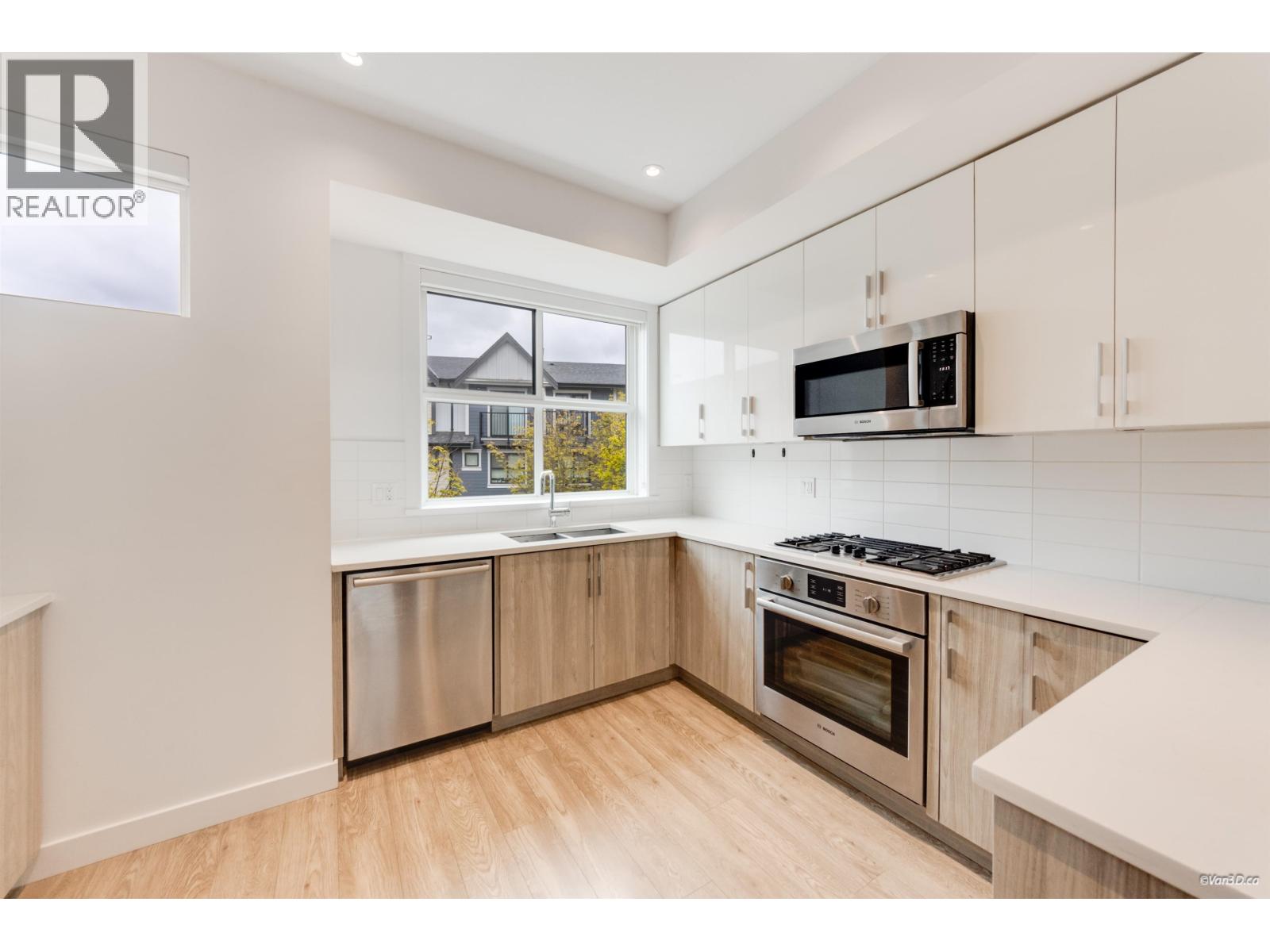 22 7039 MACPHERSON AVENUE, Burnaby