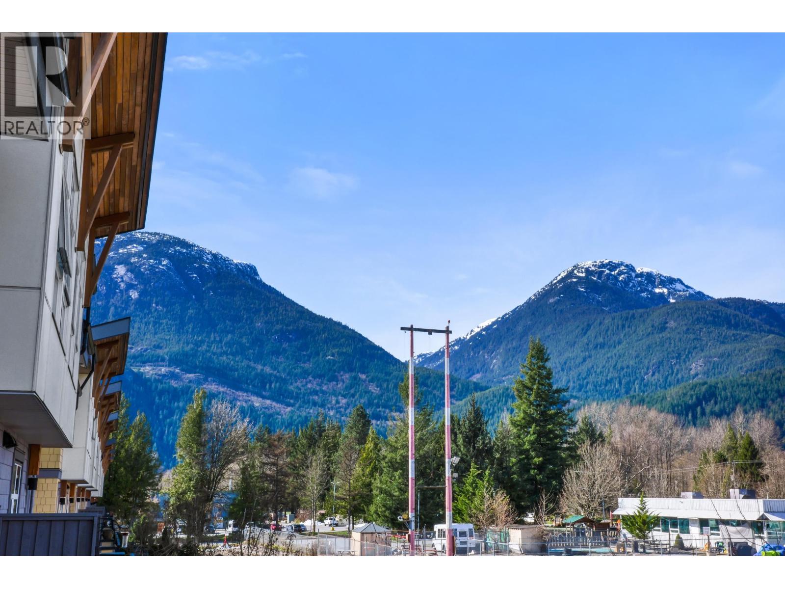 15 39548 LOGGERS LANE, Squamish