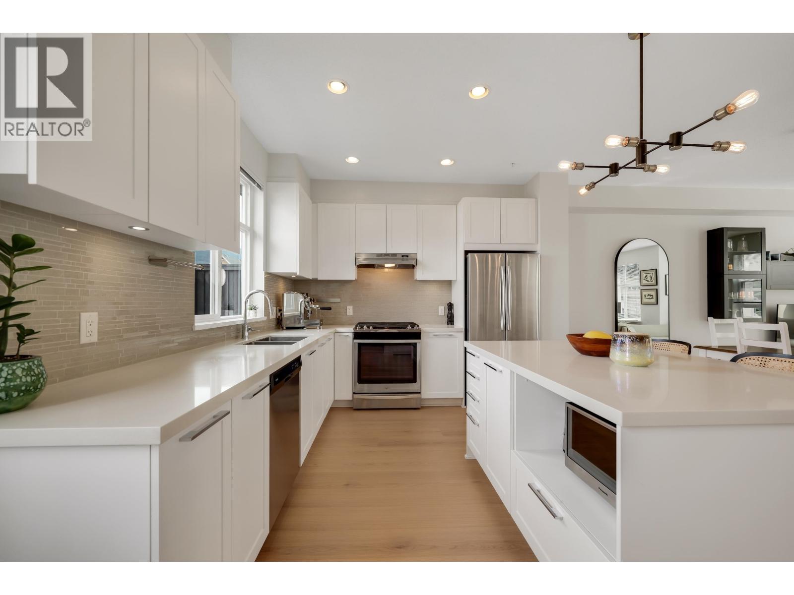 15 39548 LOGGERS LANE, Squamish