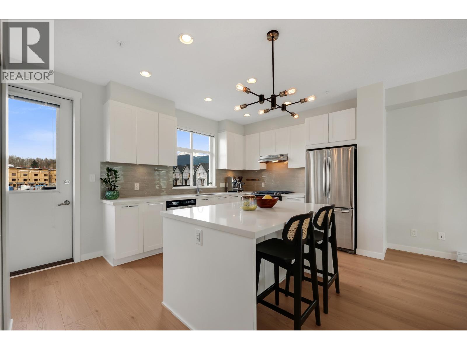 15 39548 LOGGERS LANE, Squamish