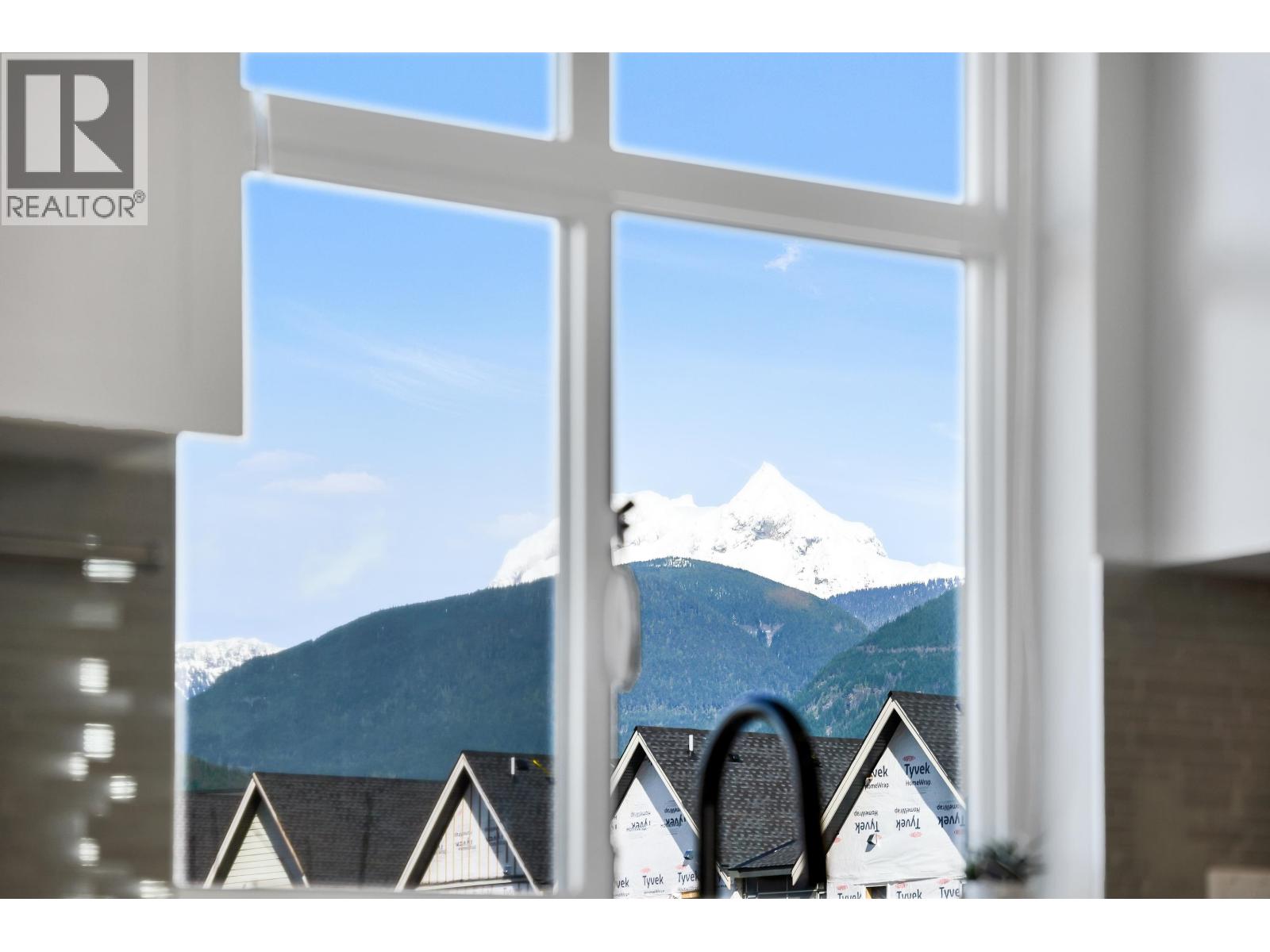 15 39548 LOGGERS LANE, Squamish