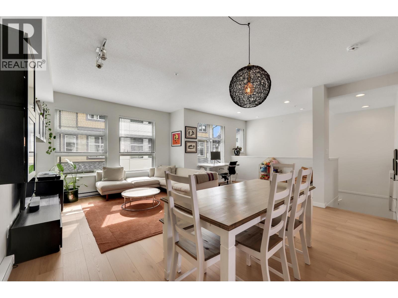 15 39548 LOGGERS LANE, Squamish