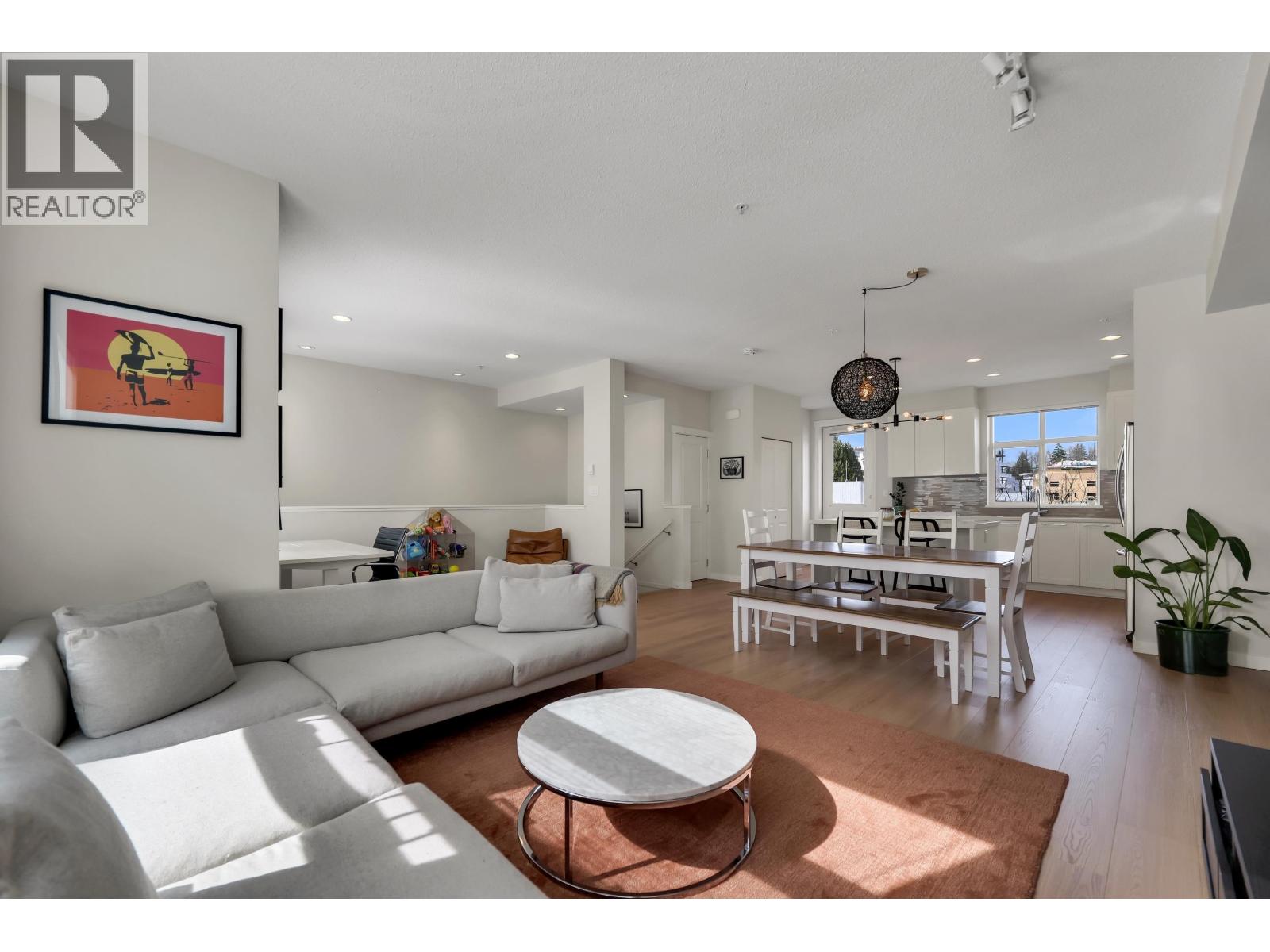 15 39548 LOGGERS LANE, Squamish