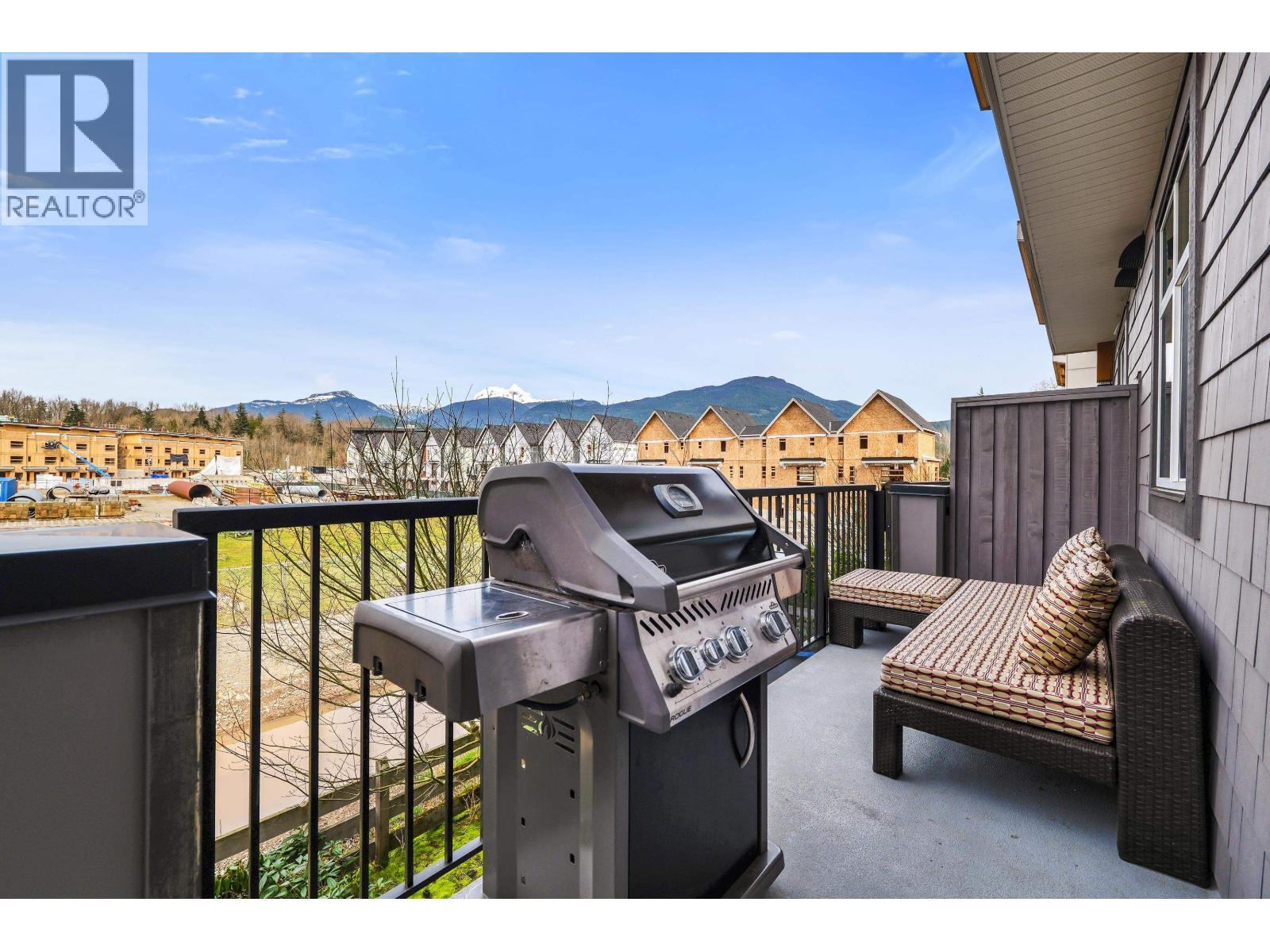 15 39548 LOGGERS LANE, Squamish