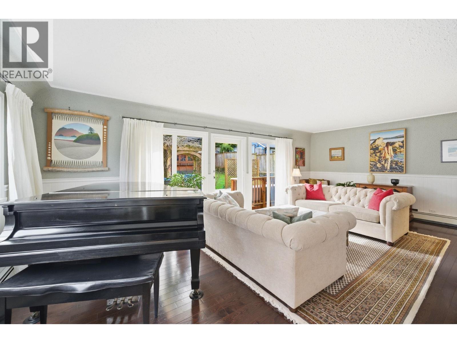 56 SEVENTH AVENUE, New Westminster