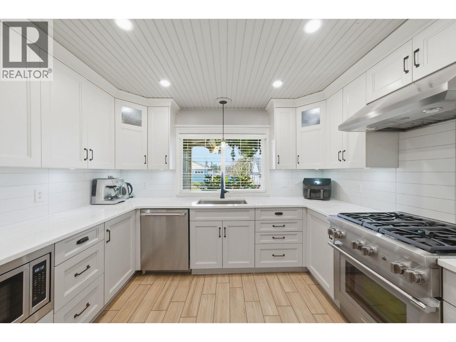 56 SEVENTH AVENUE, New Westminster