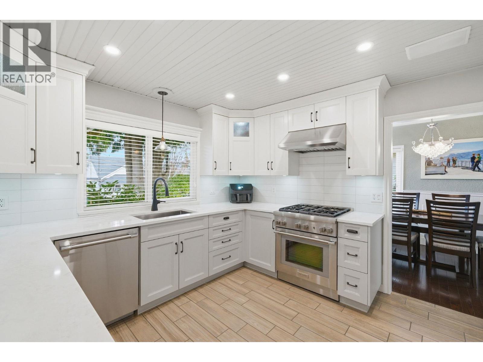 56 SEVENTH AVENUE, New Westminster