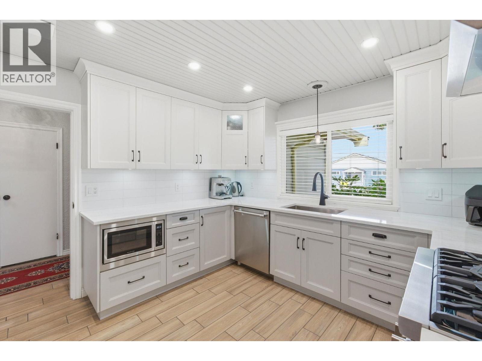 56 SEVENTH AVENUE, New Westminster