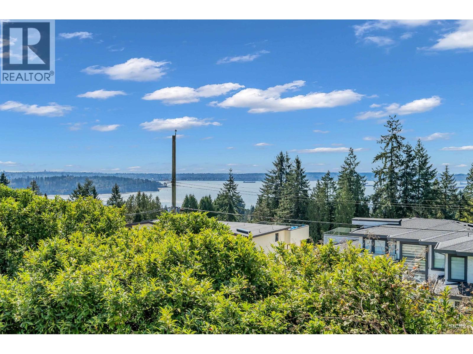 1230 QUEENS AVENUE, West Vancouver