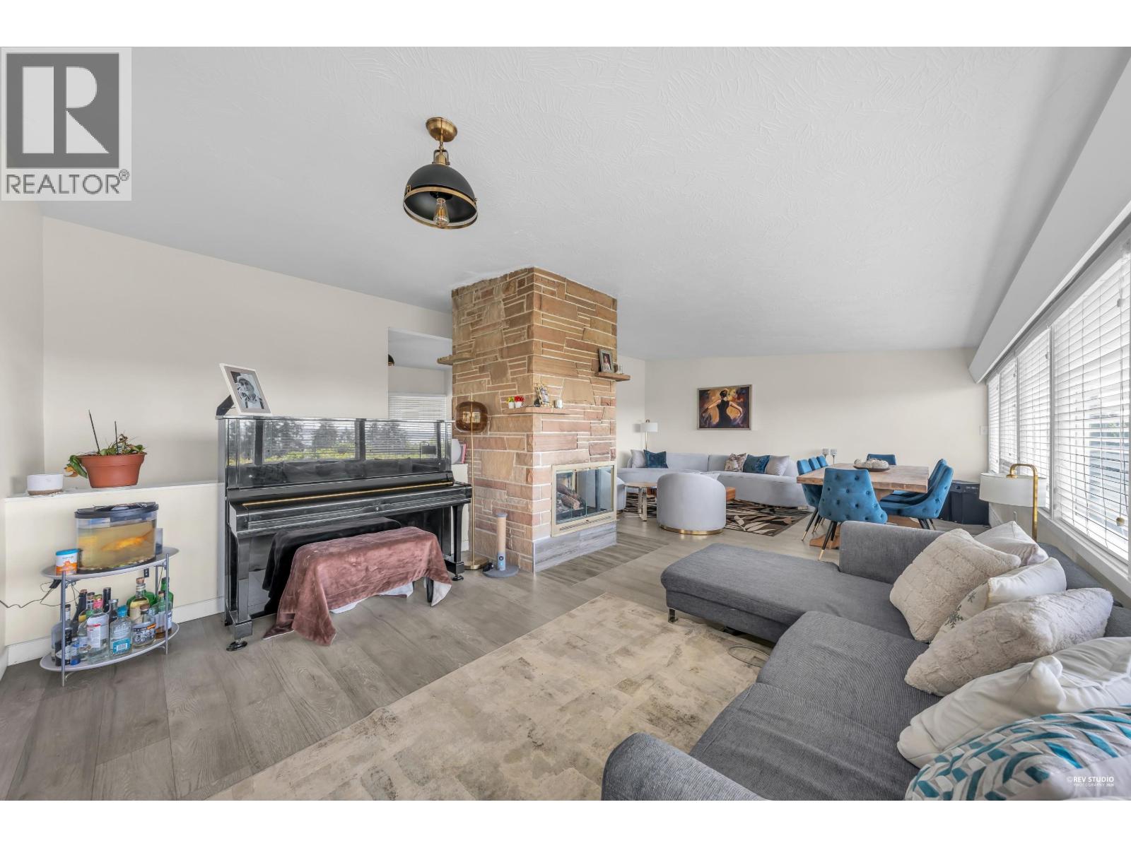 1230 QUEENS AVENUE, West Vancouver