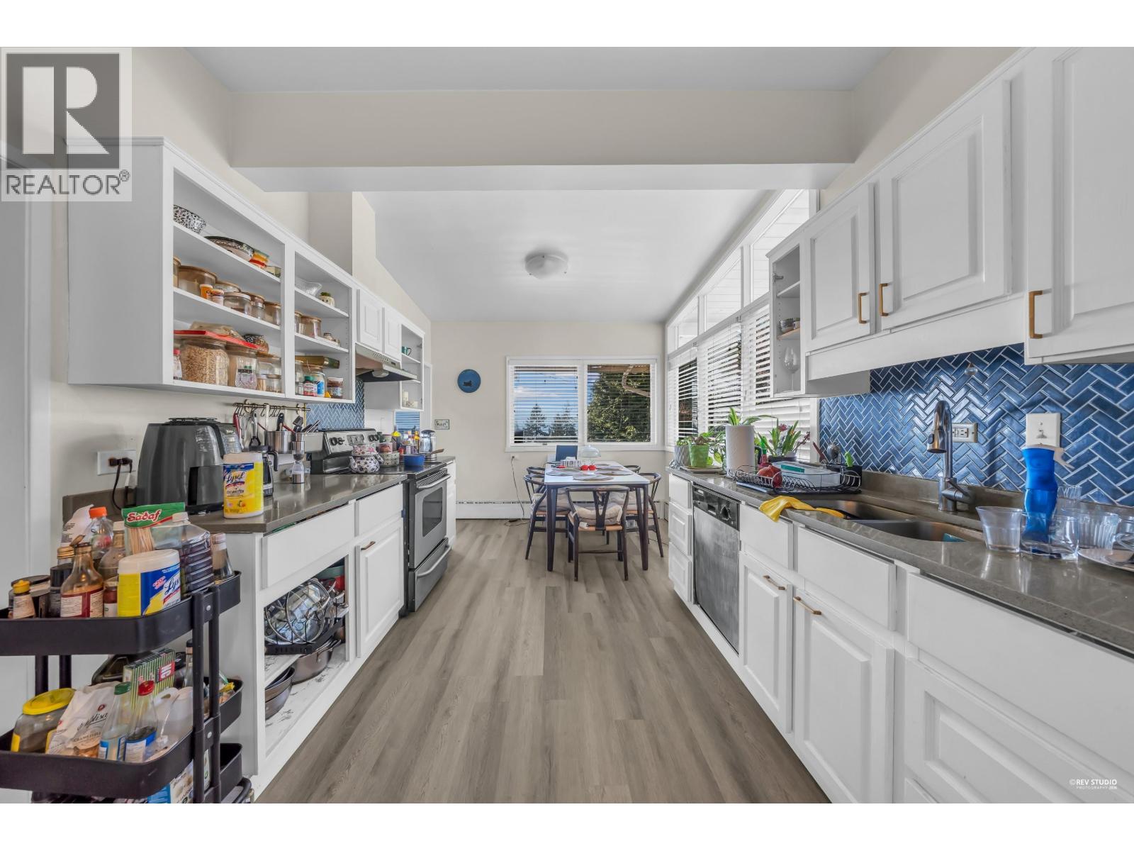 1230 QUEENS AVENUE, West Vancouver