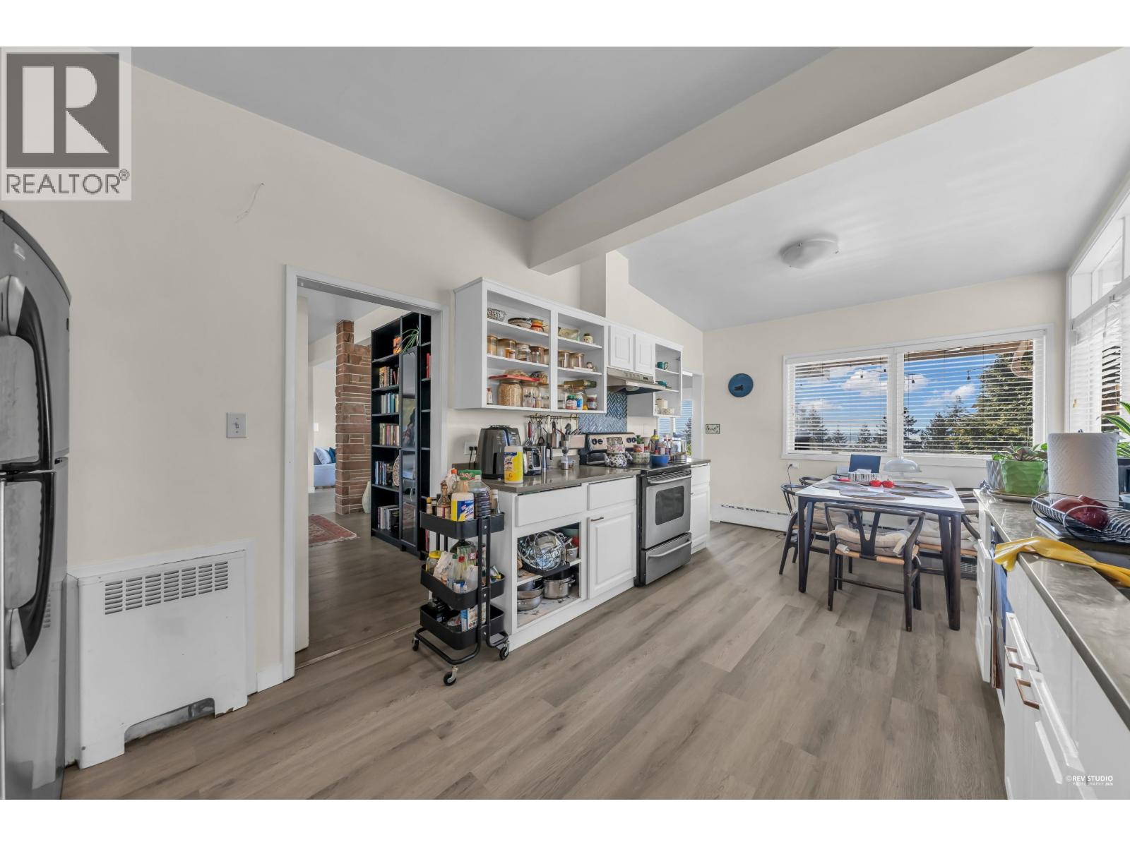 1230 QUEENS AVENUE, West Vancouver