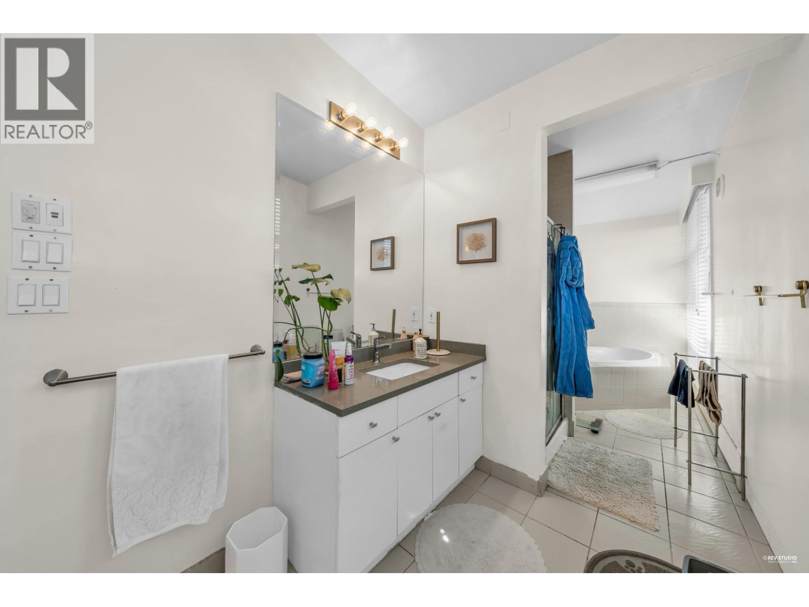 1230 QUEENS AVENUE, West Vancouver