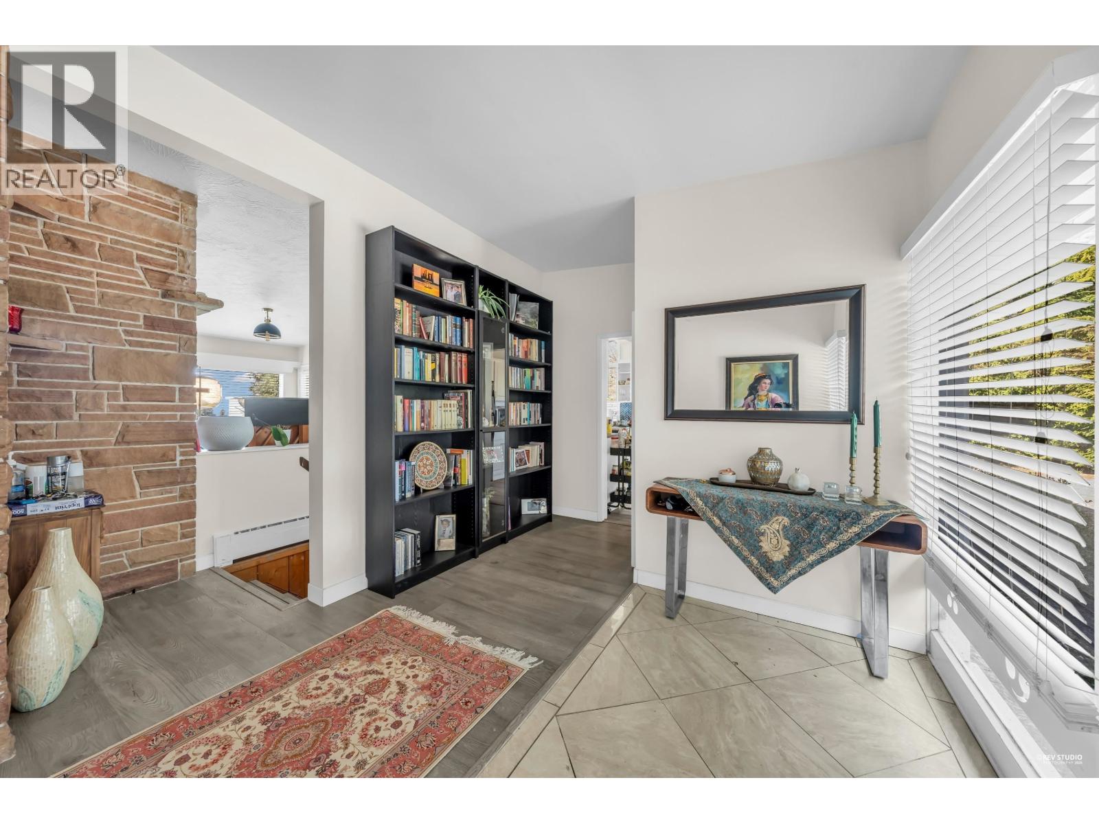 1230 QUEENS AVENUE, West Vancouver