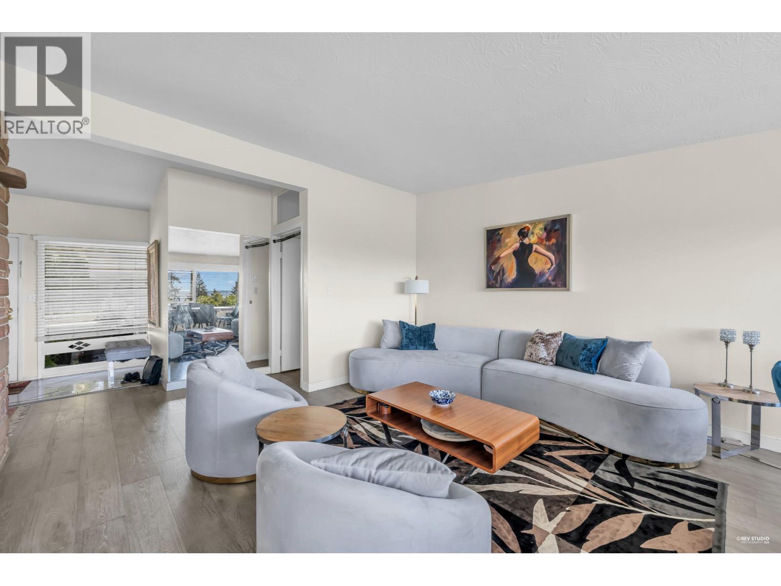 1230 QUEENS AVENUE, West Vancouver