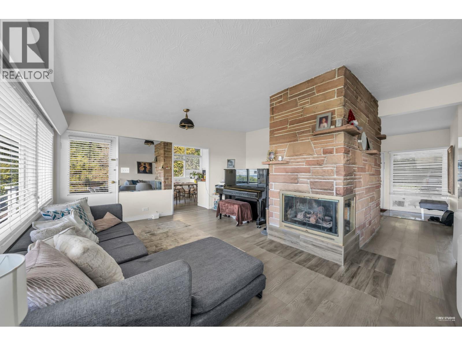 1230 QUEENS AVENUE, West Vancouver