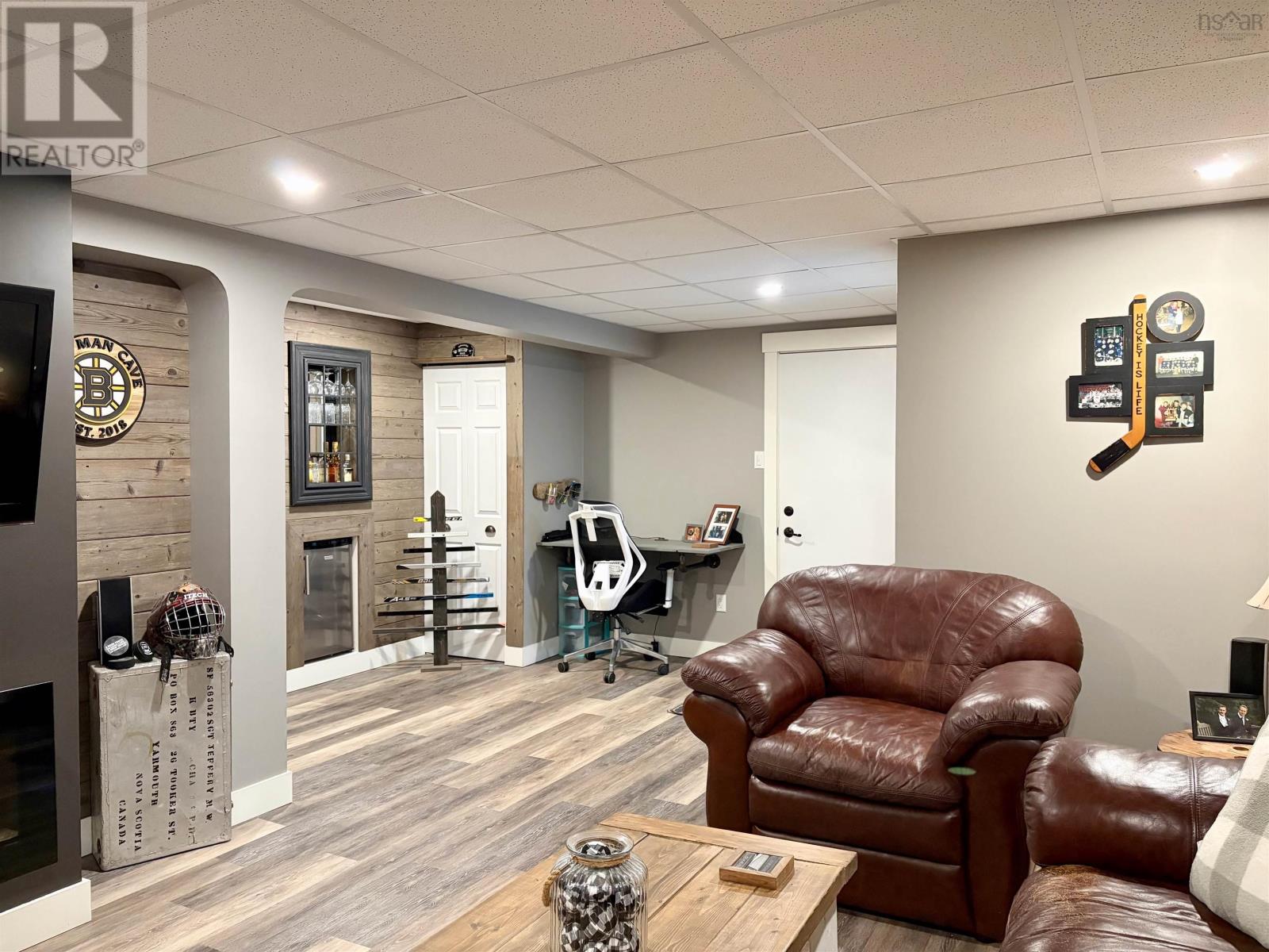 Property 24 of 33 of 128 Highway 1