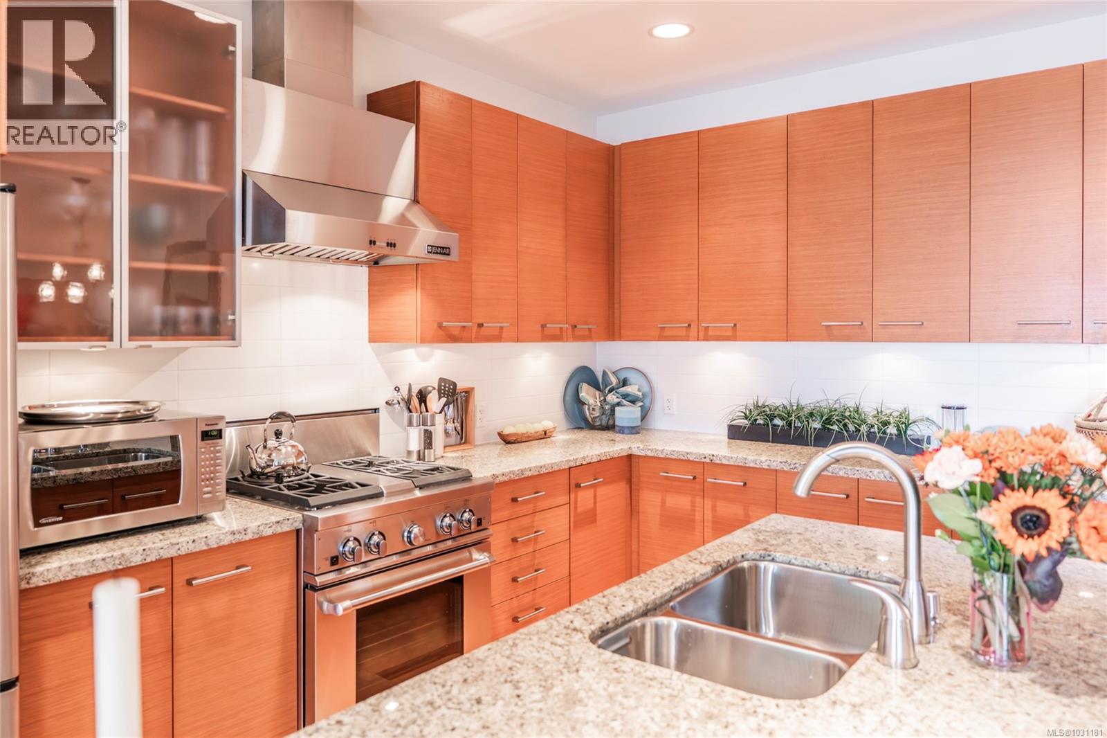 #12 38 FRONT ST - 16