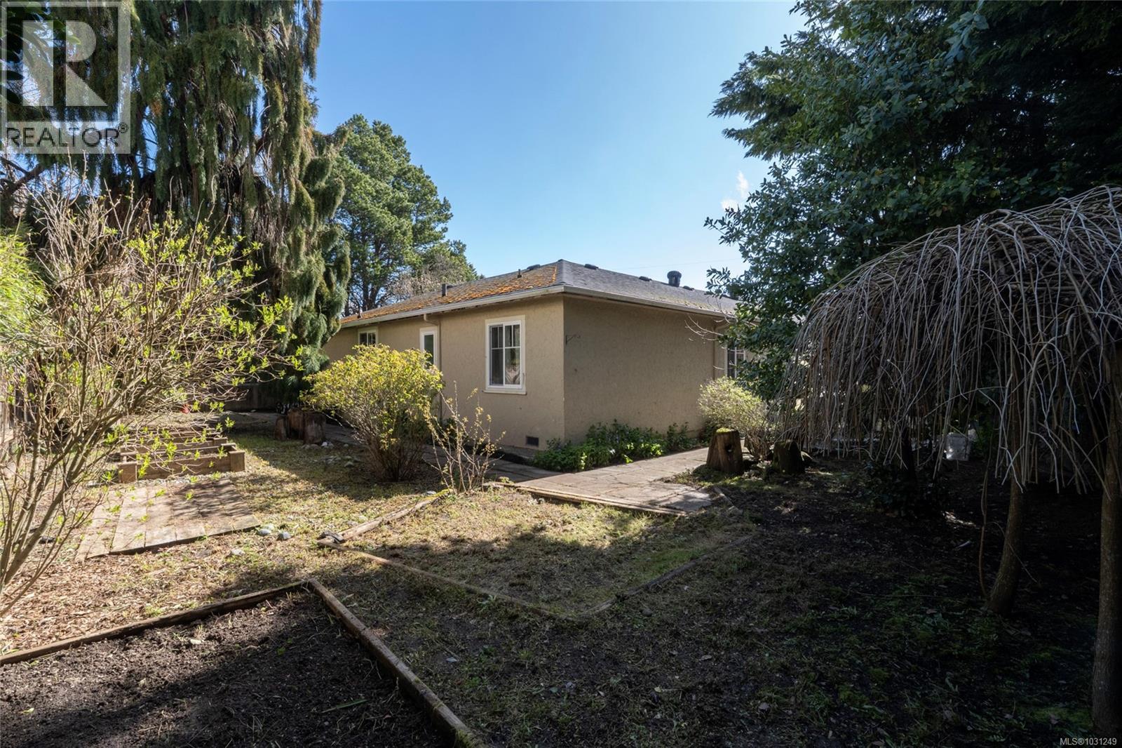  2442/2462 Eastdowne Road, Oak Bay