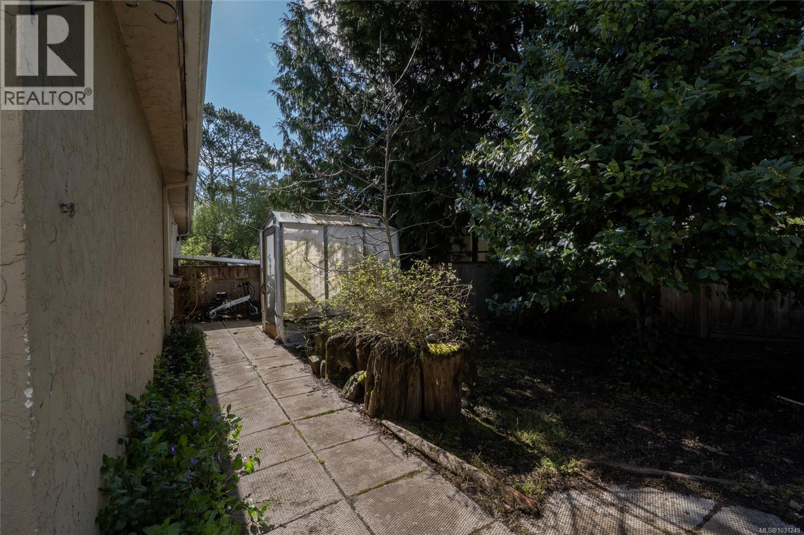  2442/2462 Eastdowne Road, Oak Bay