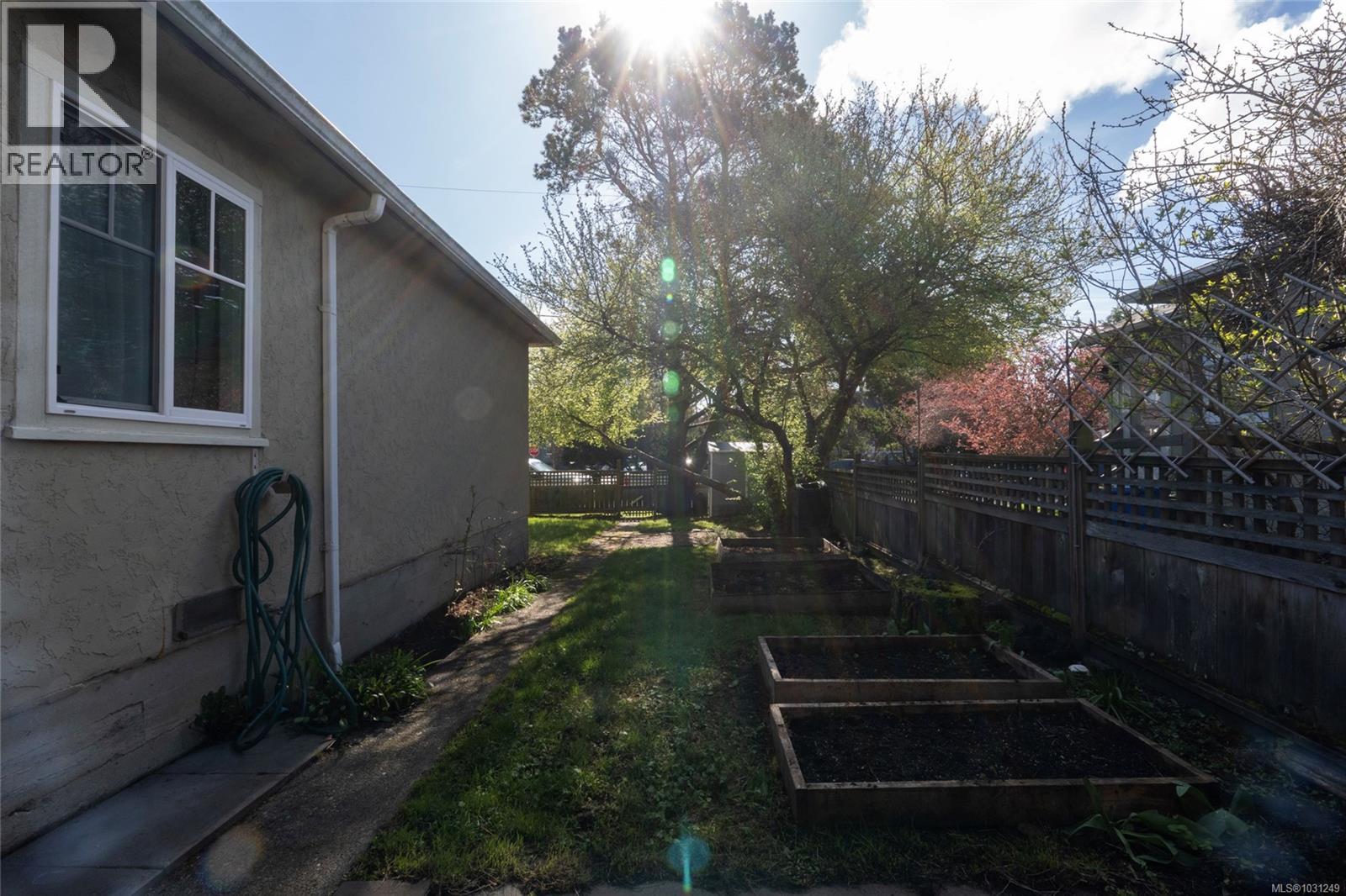  2442/2462 Eastdowne Road, Oak Bay