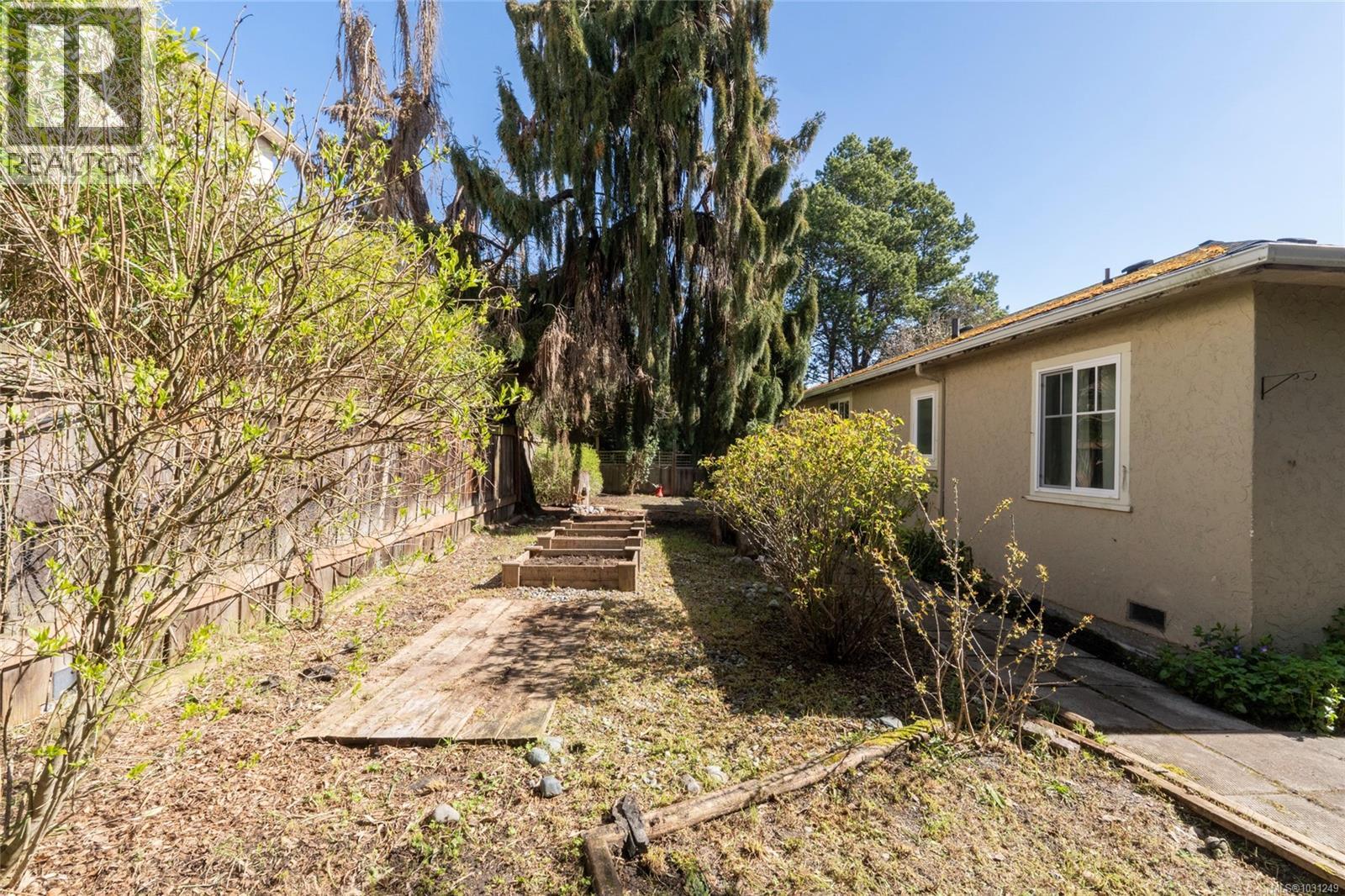  2442/2462 Eastdowne Road, Oak Bay