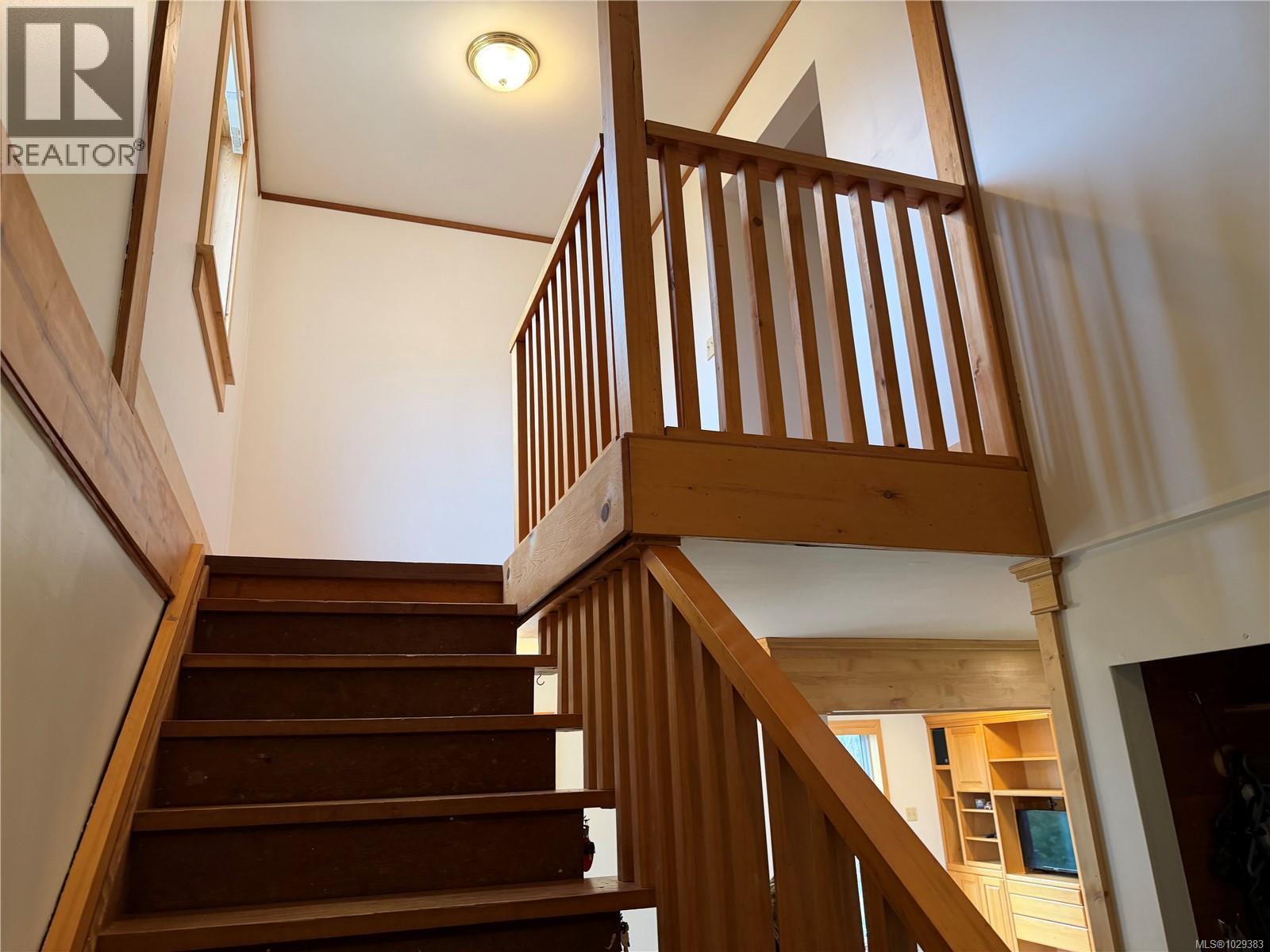 147 Maquinna Ave - 3