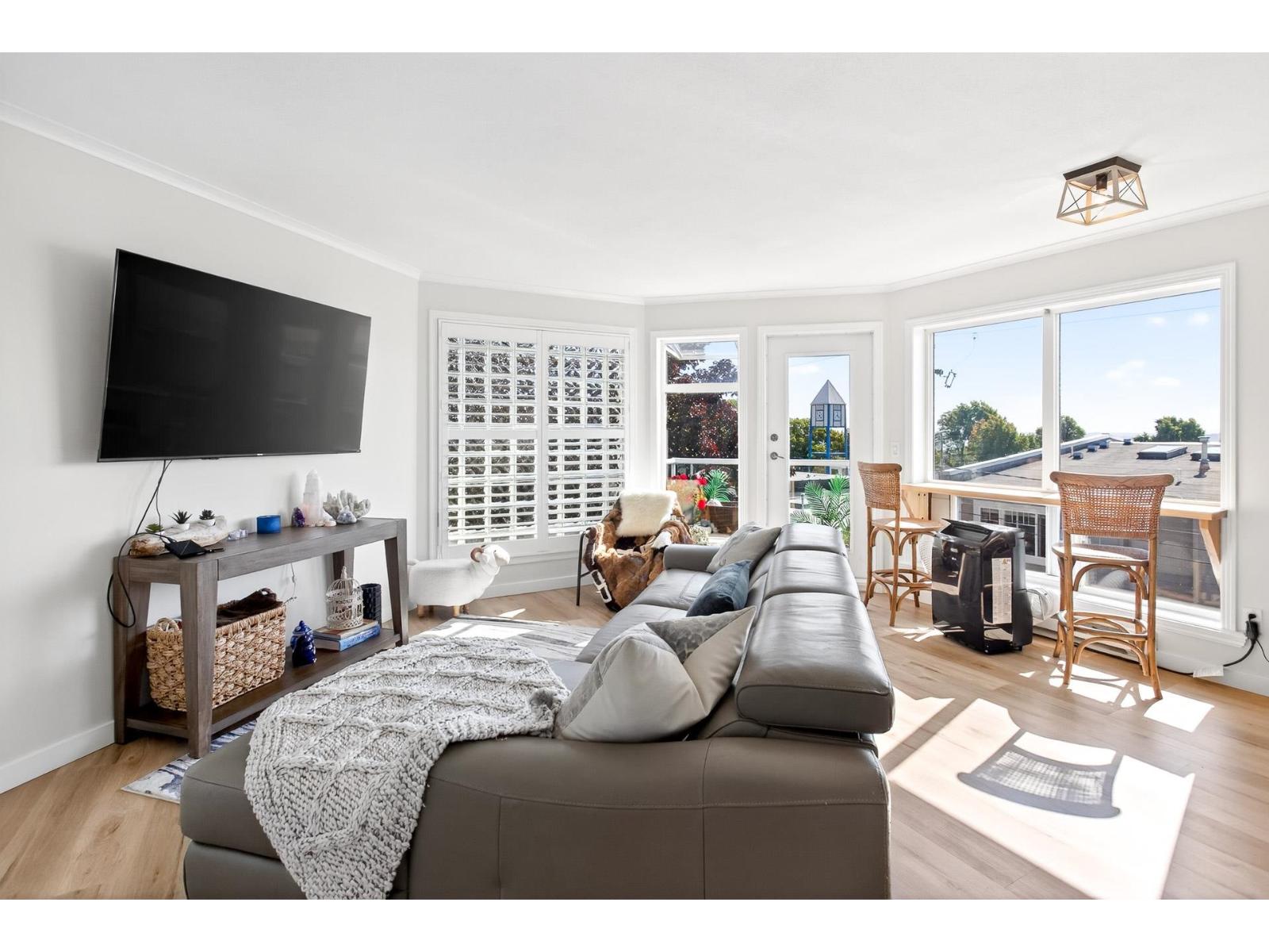 205 15154 ROPER AVENUE, White Rock