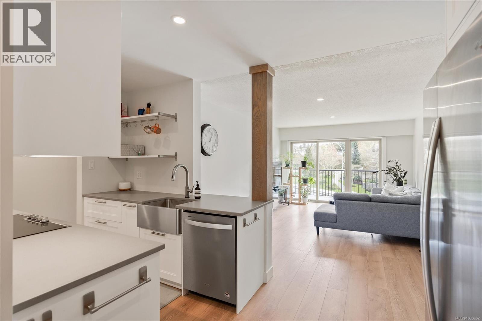 #301 1680 POPLAR AVE - 2