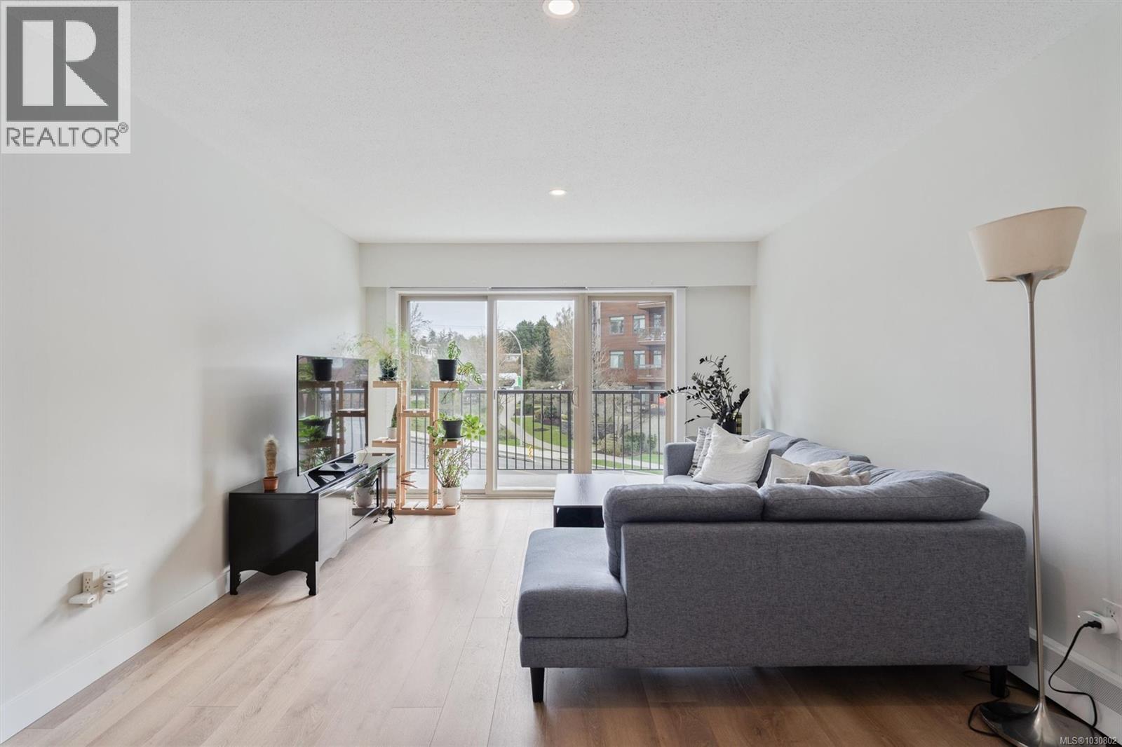 #301 1680 POPLAR AVE - 5