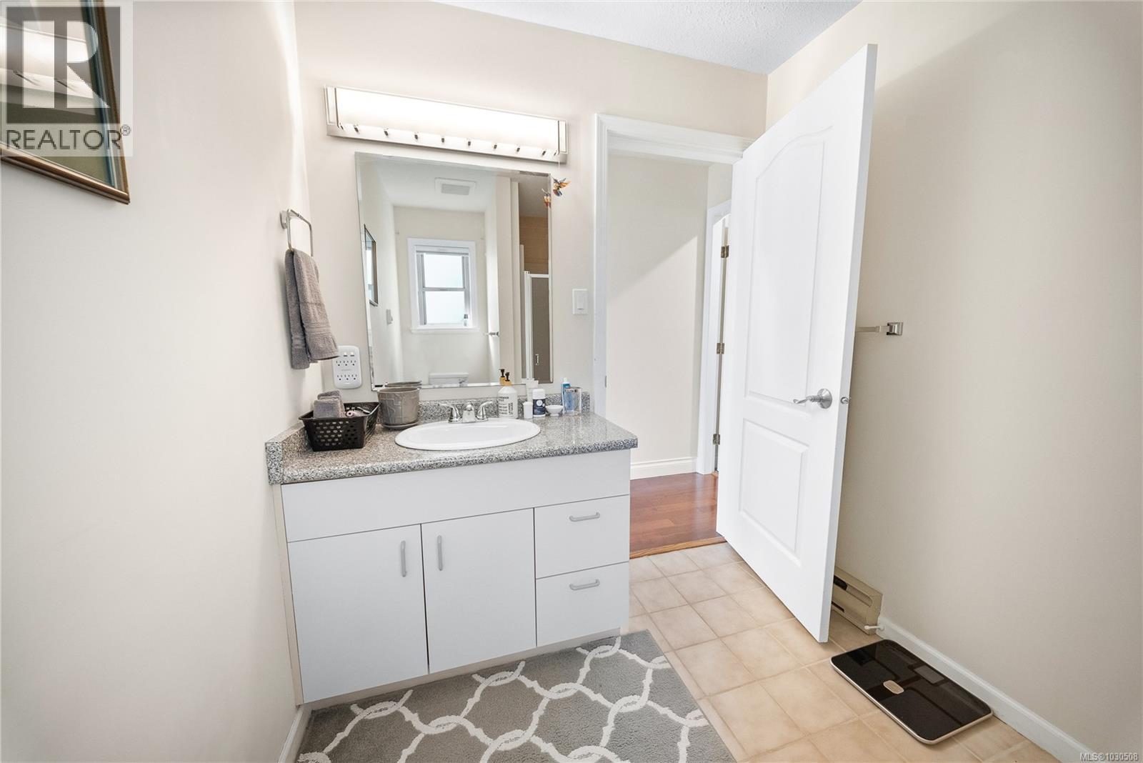 575 Johnstone Rd, Parksville