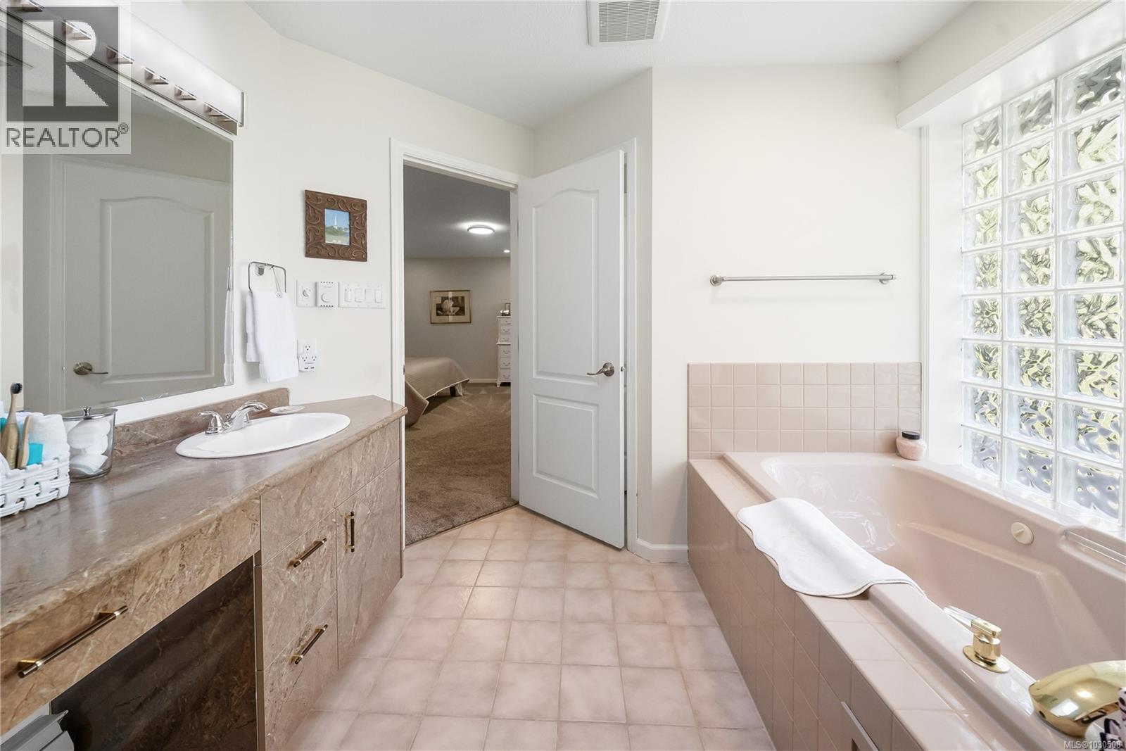 575 Johnstone Rd, Parksville