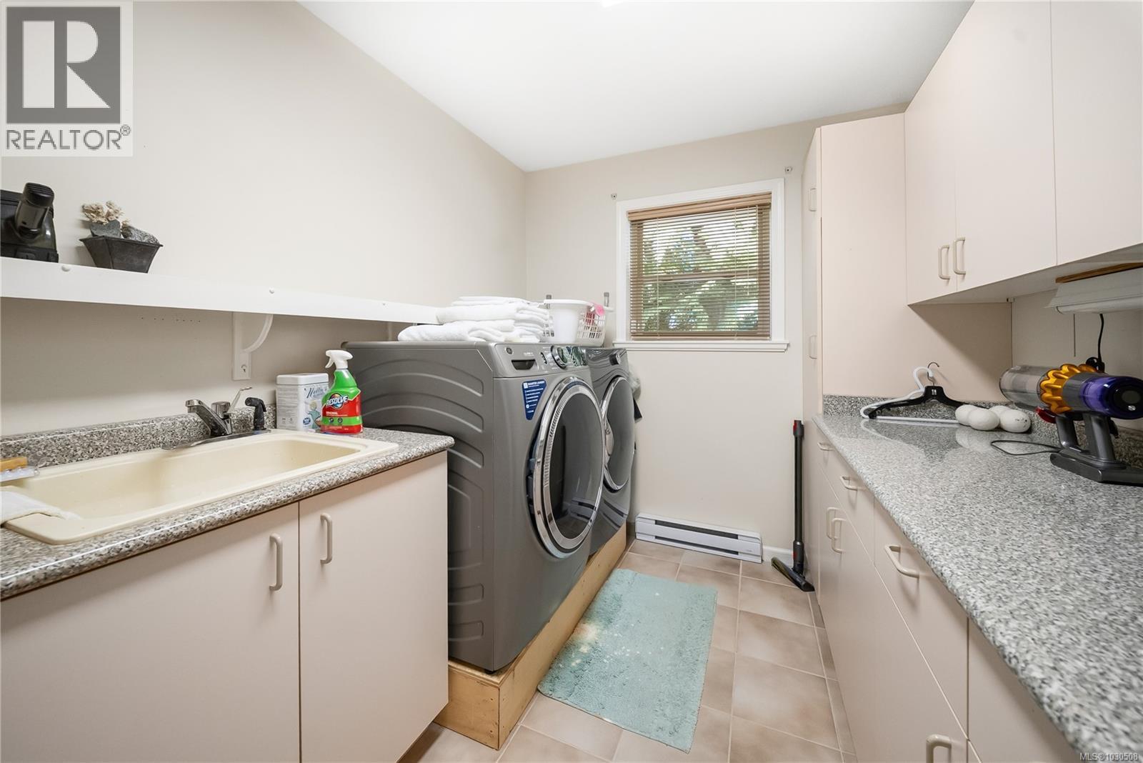 575 Johnstone Rd, Parksville